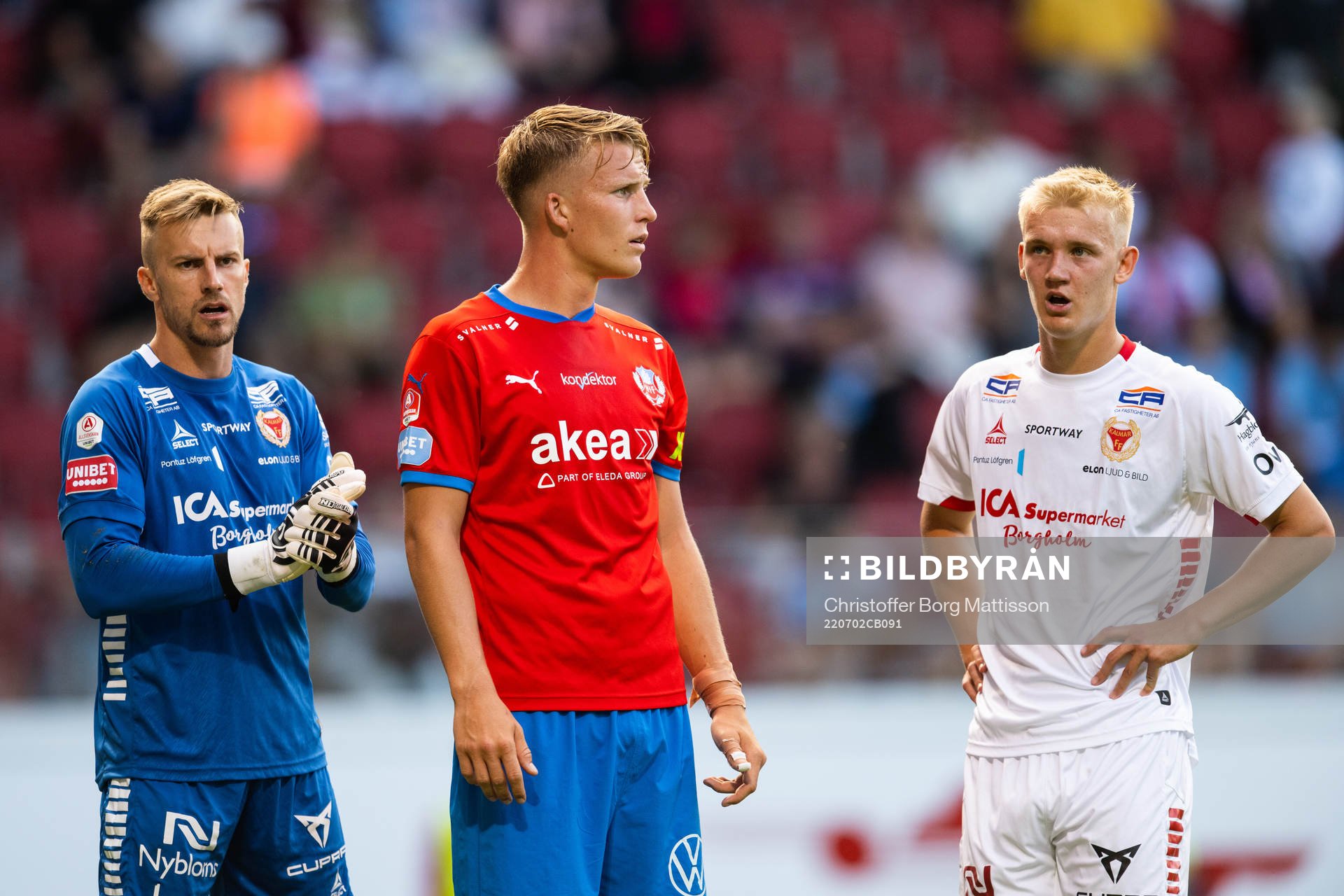 Kalmars målvakt Ricardo Friedrich och Carl Gustafsson och Helsingborgs Casper Widell under fotbollsmatchen i Allsvenskan mellan Helsingborg och Kalmar den 2 juli 2022 i Helsingborg.