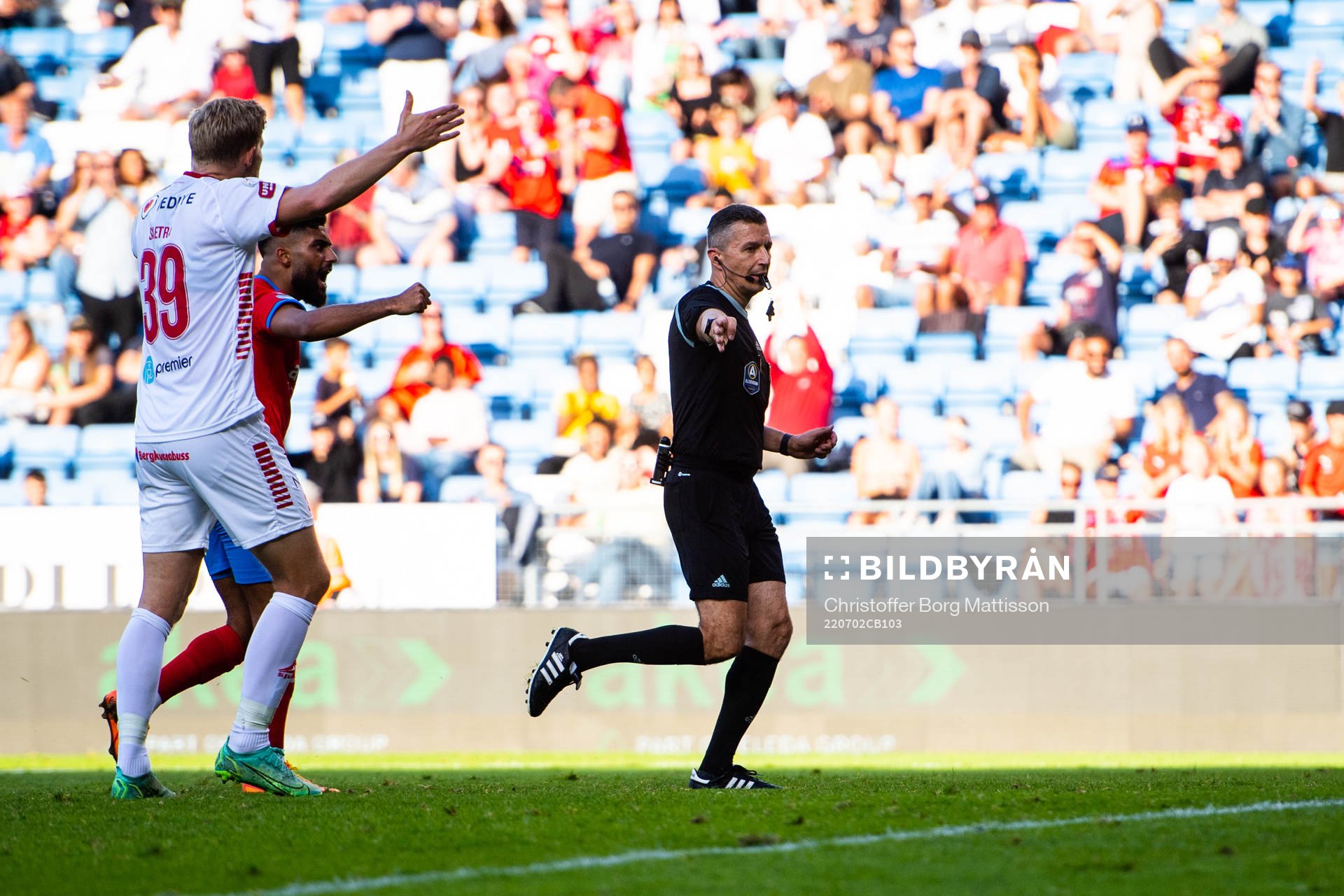 Domare Bojan Pandzic dömmer straff till Helsingborg