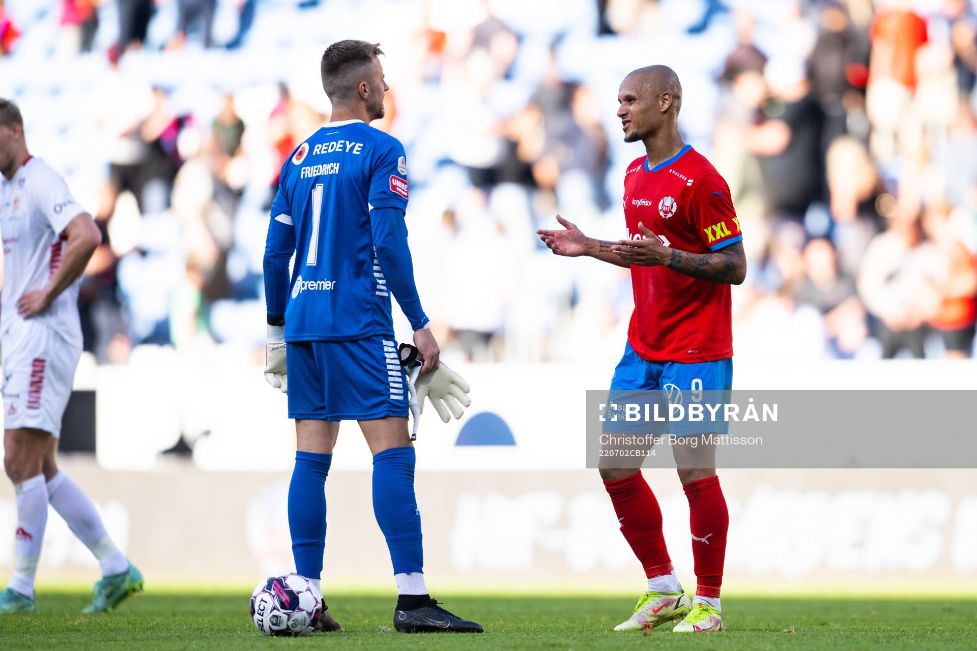 Kalmars målvakt Ricardo Friedrich och Helsingborgs Anthony van den Hurk efter fotbollsmatchen i Allsvenskan mellan Helsingborg och Kalmar den 2 juli 2022 i Helsingborg.