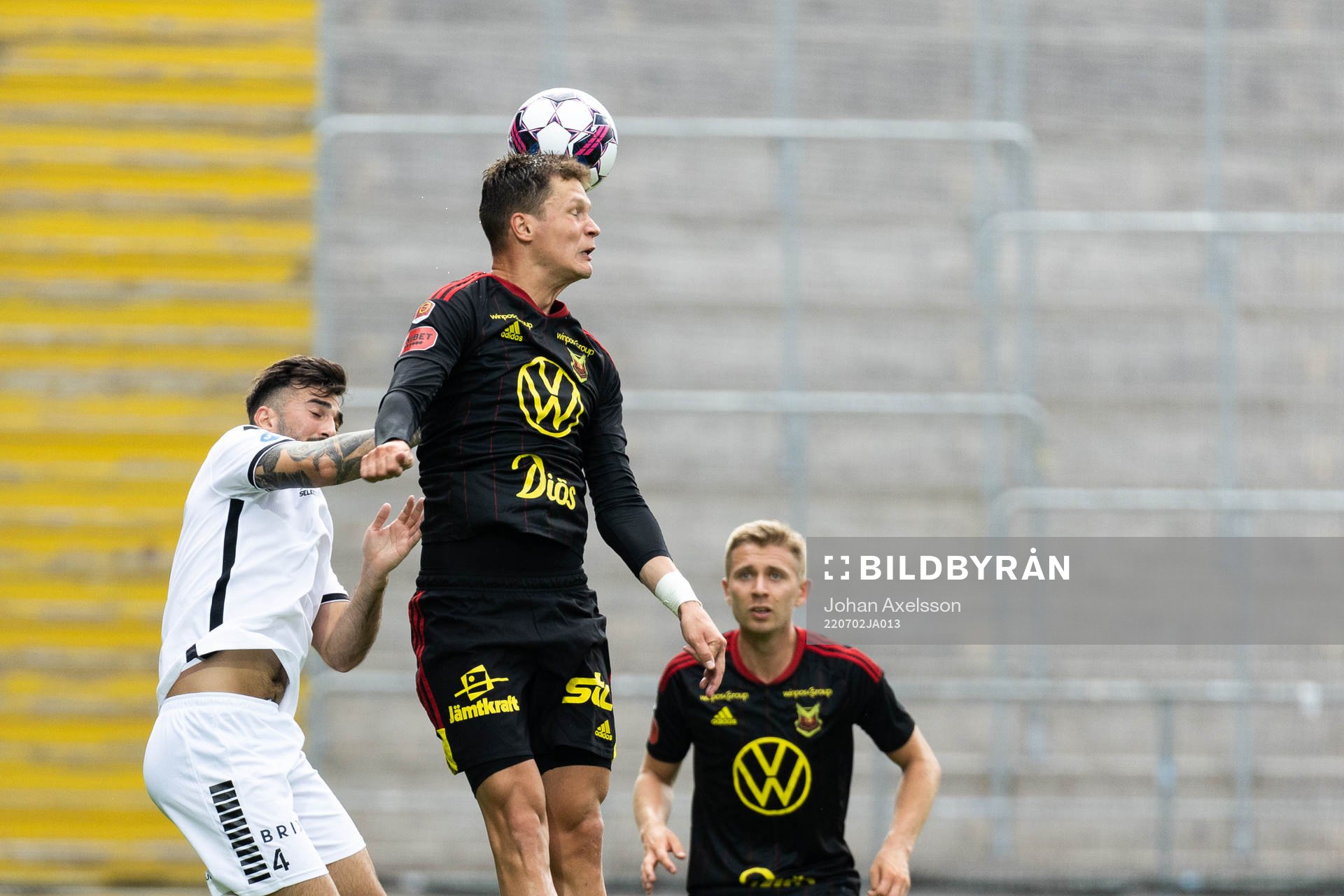 Östersunds Myroslav Mazur och Utsiktens Allan Mohideen