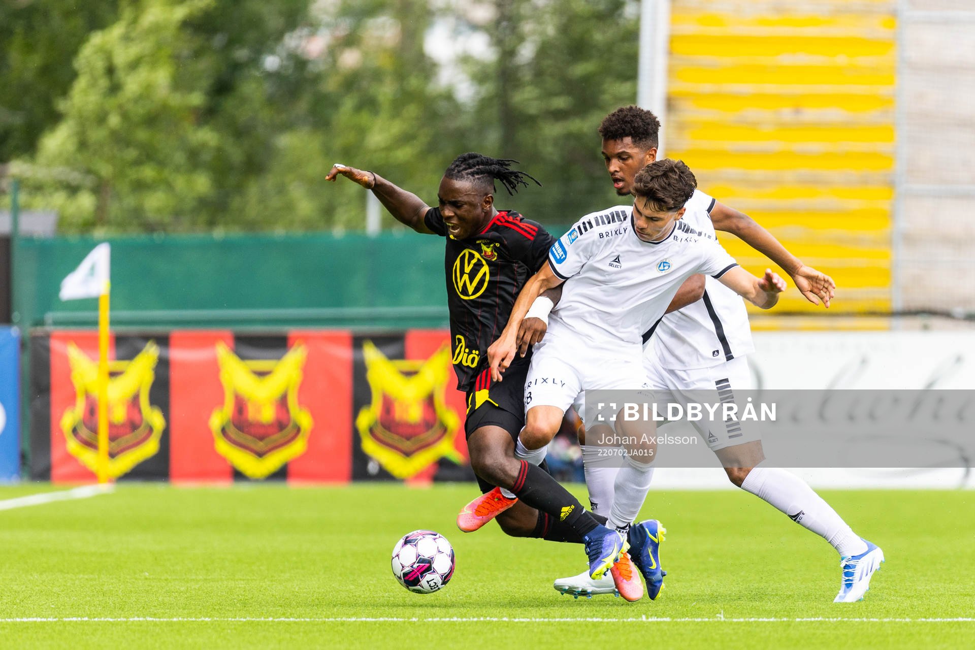 Östersunds Jordan Attah Kadiri och Utsiktens William Milovanovic under fotbollsmatchen i Superettan mellan Östersund och Utsikten den 2 juli 2022 i Östersund.