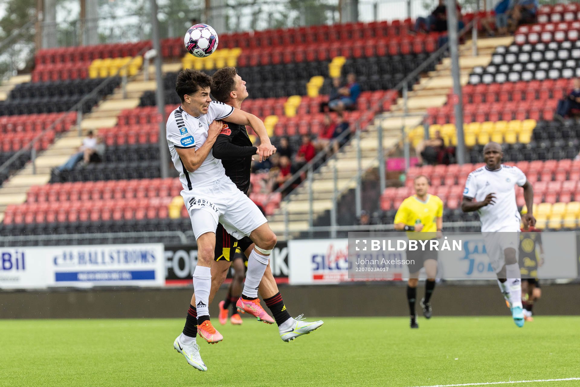 Utsiktens William Milovanovic och Östersunds Myroslav Mazur