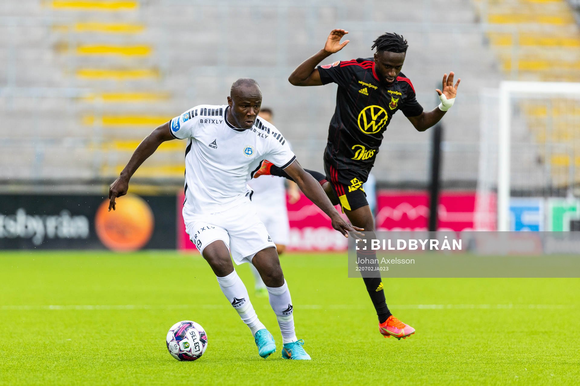 Utsiktens Nsima Peter och Östersunds Mansour Sinyan