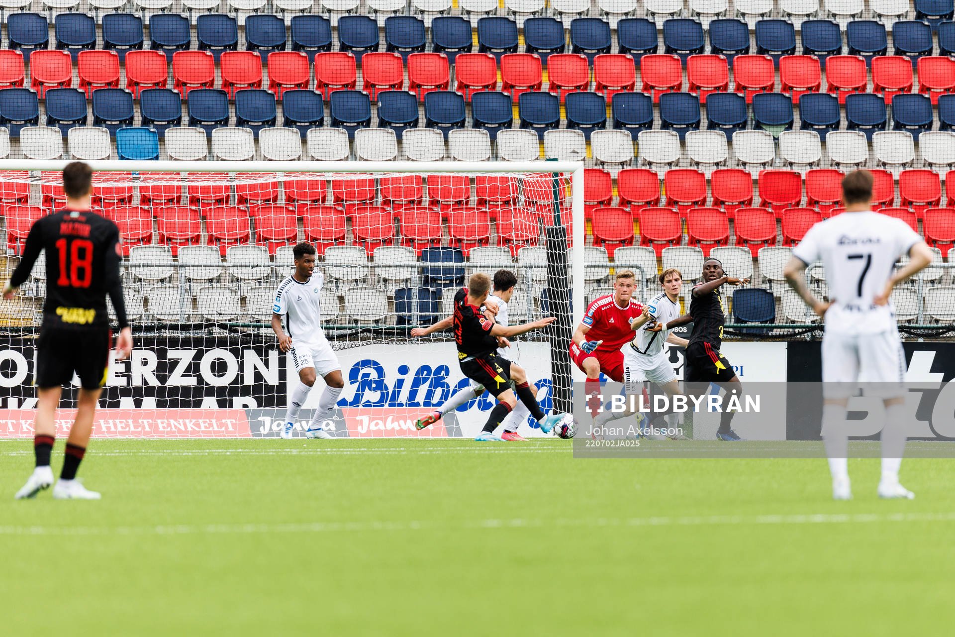 Oroligt framför Utsiktens mål under fotbollsmatchen i Superettan mellan Östersund och Utsikten den 2 juli 2022 i Östersund. 
