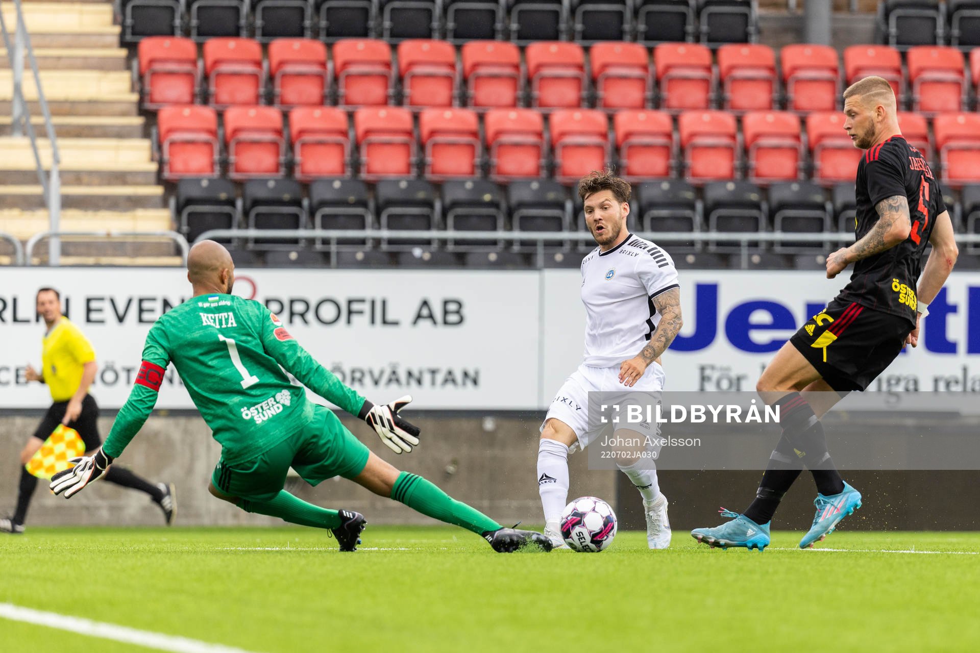 Utsiktens Karl Bohm och Östersunds målvakt Aly Keita