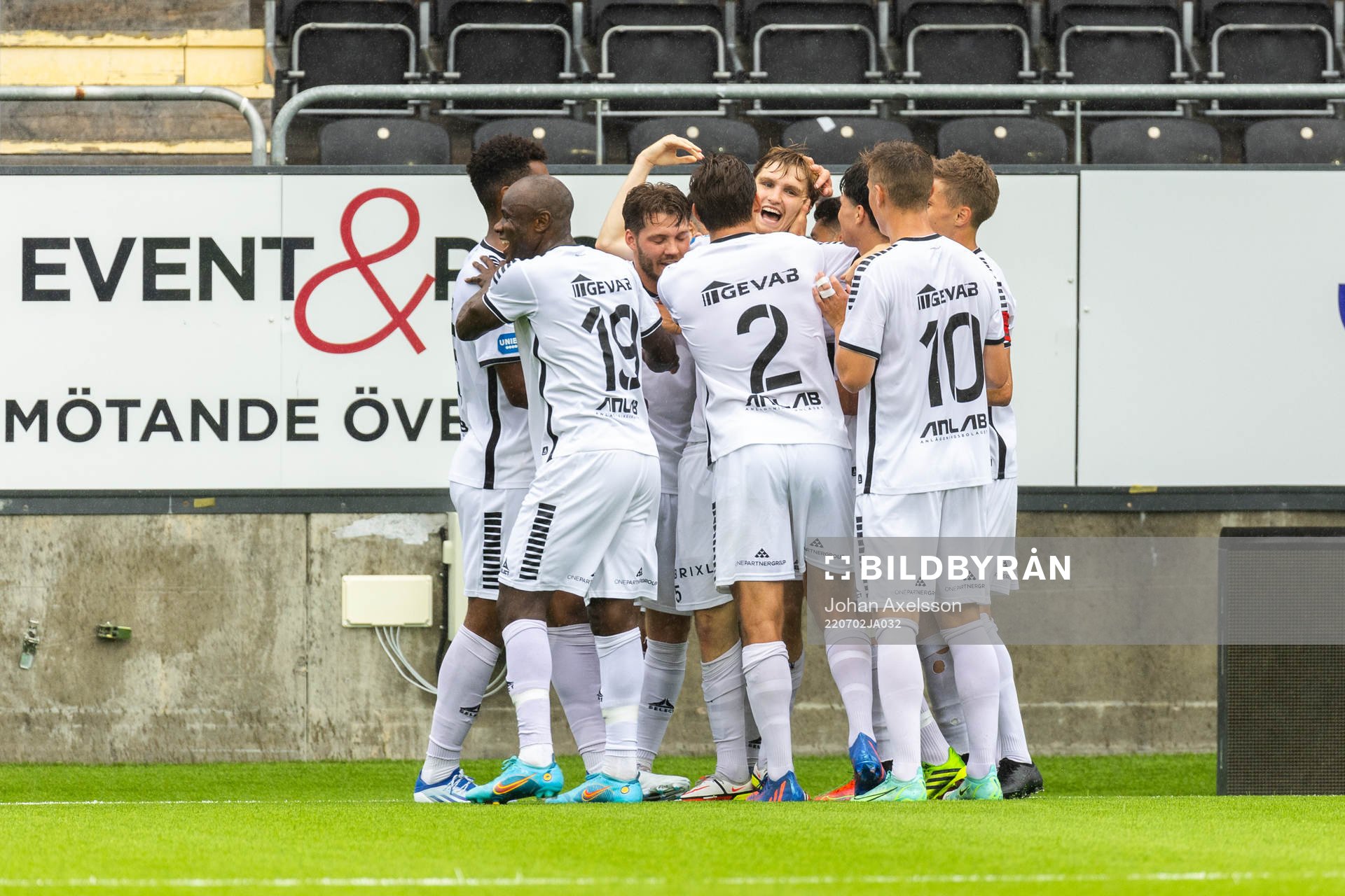 Utsiktens Jakob Hedenquist jublar med lagkamrater