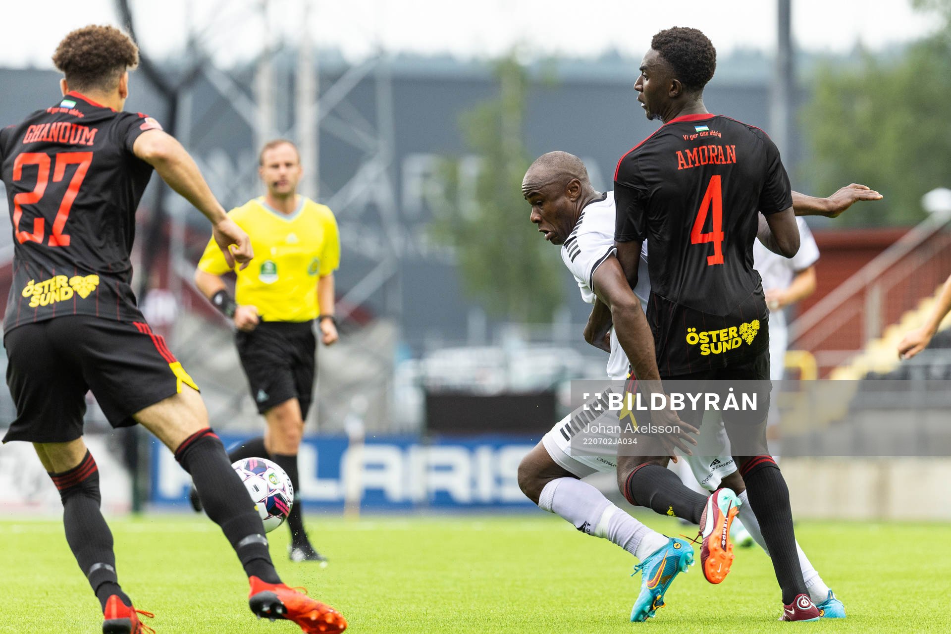 Utsiktens Nsima Peter och Östersunds Peter Amoran under fotbollsmatchen i Superettan mellan Östersund och Utsikten den 2 juli 2022 i Östersund.