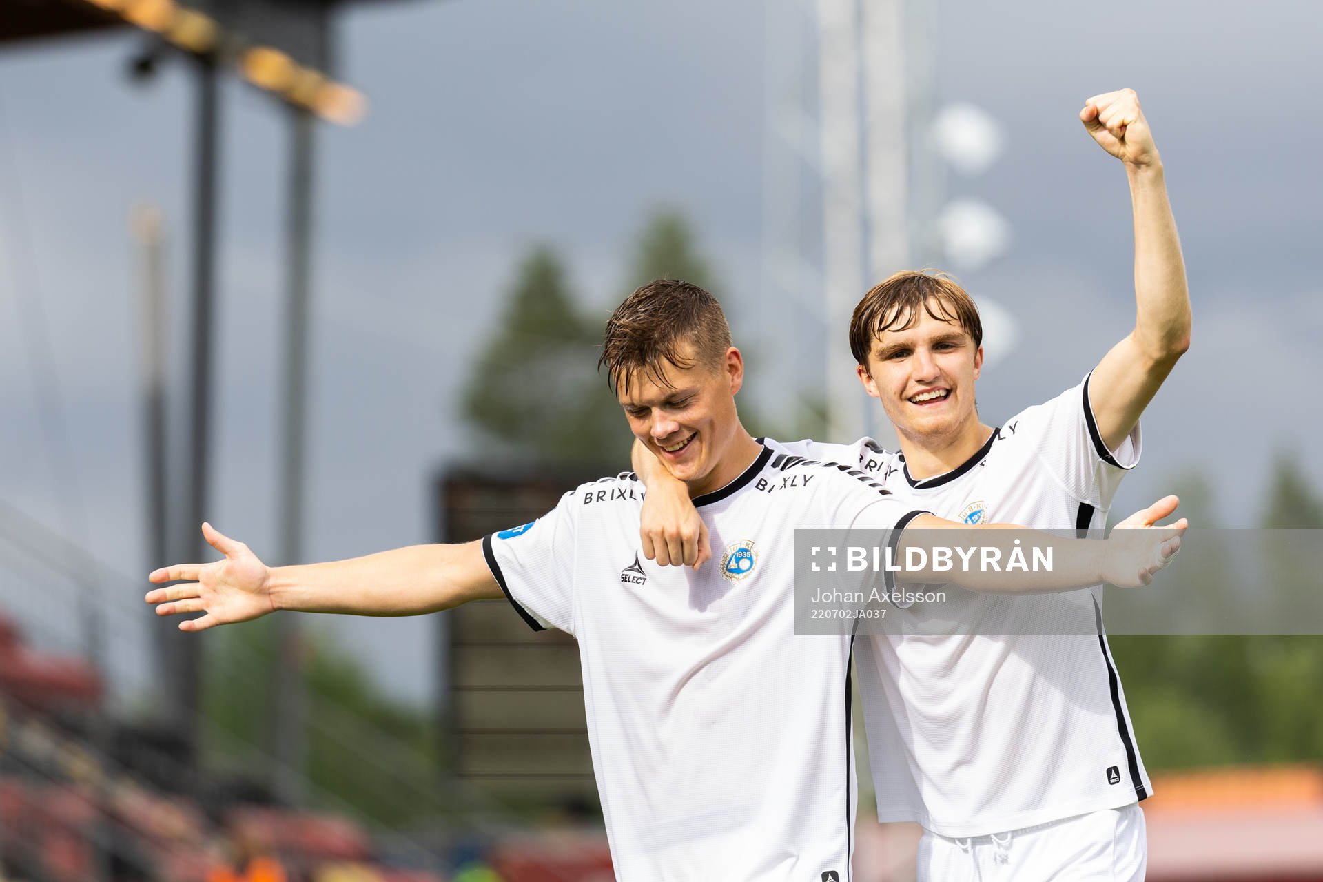 Utsiktens Albin Skoglund och Jakob Hedenquist  jublar