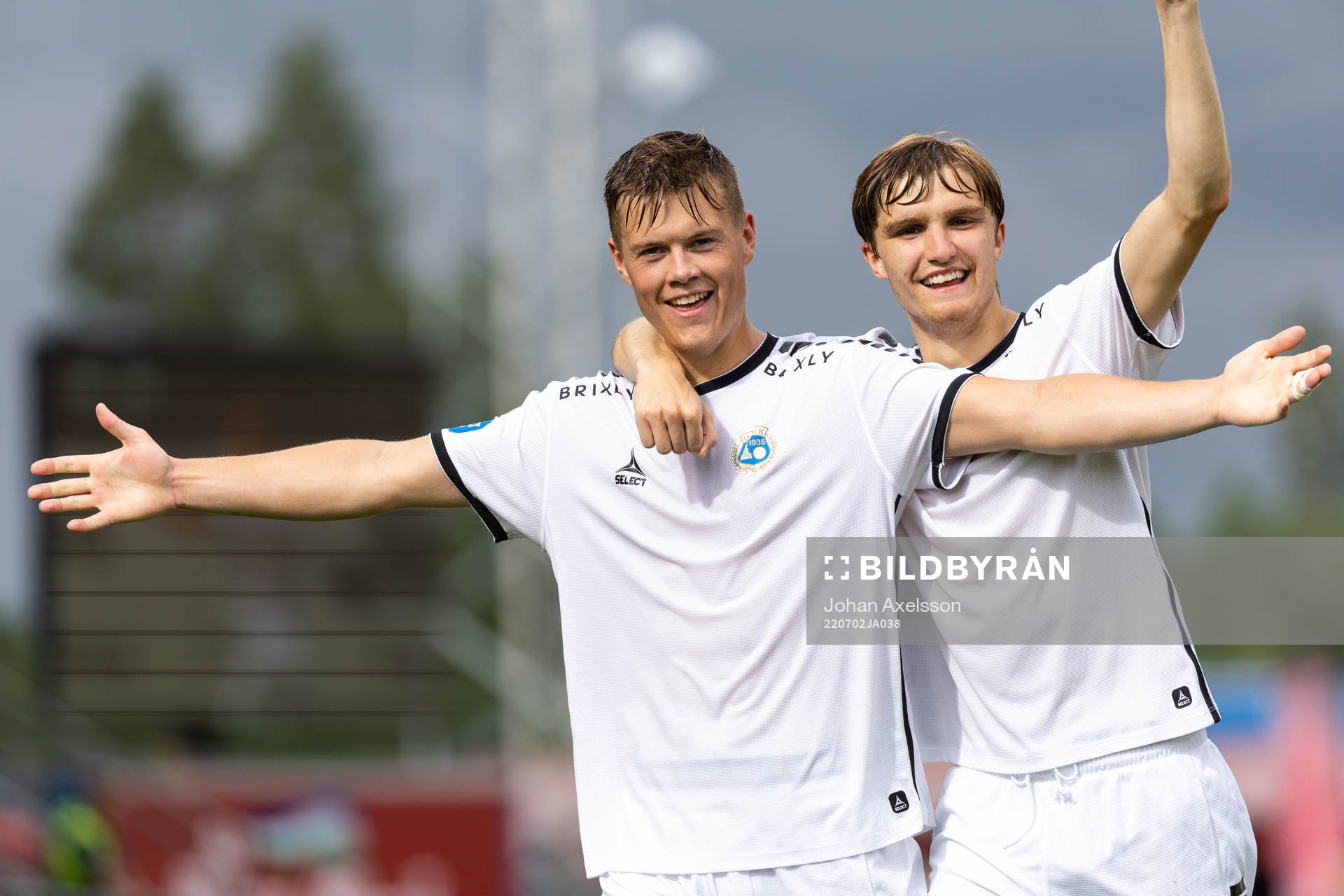 Utsiktens Albin Skoglund och Jakob Hedenquist  jublar