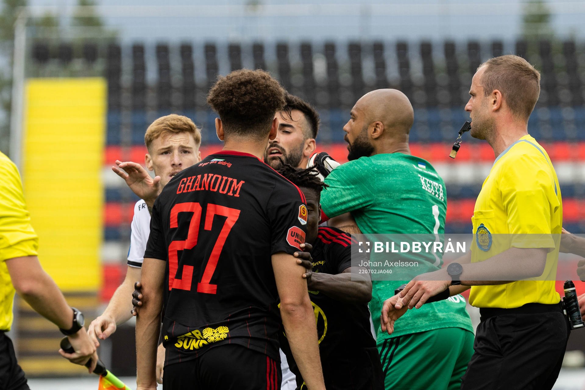 Utsiktens Markus Björkqvist och Östersunds målvakt Aly