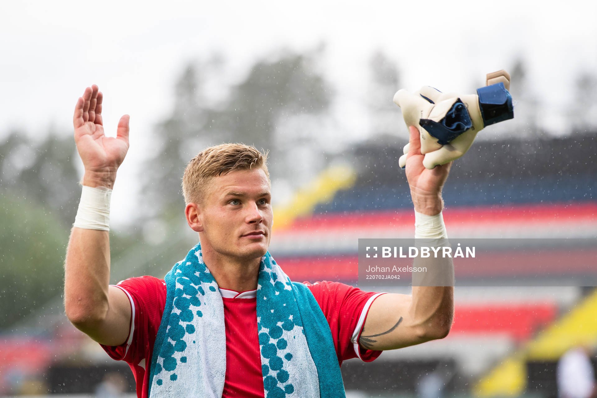 Utsiktens målvakt Johan Brattberg jublar efter fotbollsmatchen i Superettan mellan Östersund och Utsikten den 2 juli 2022 i Östersund. 