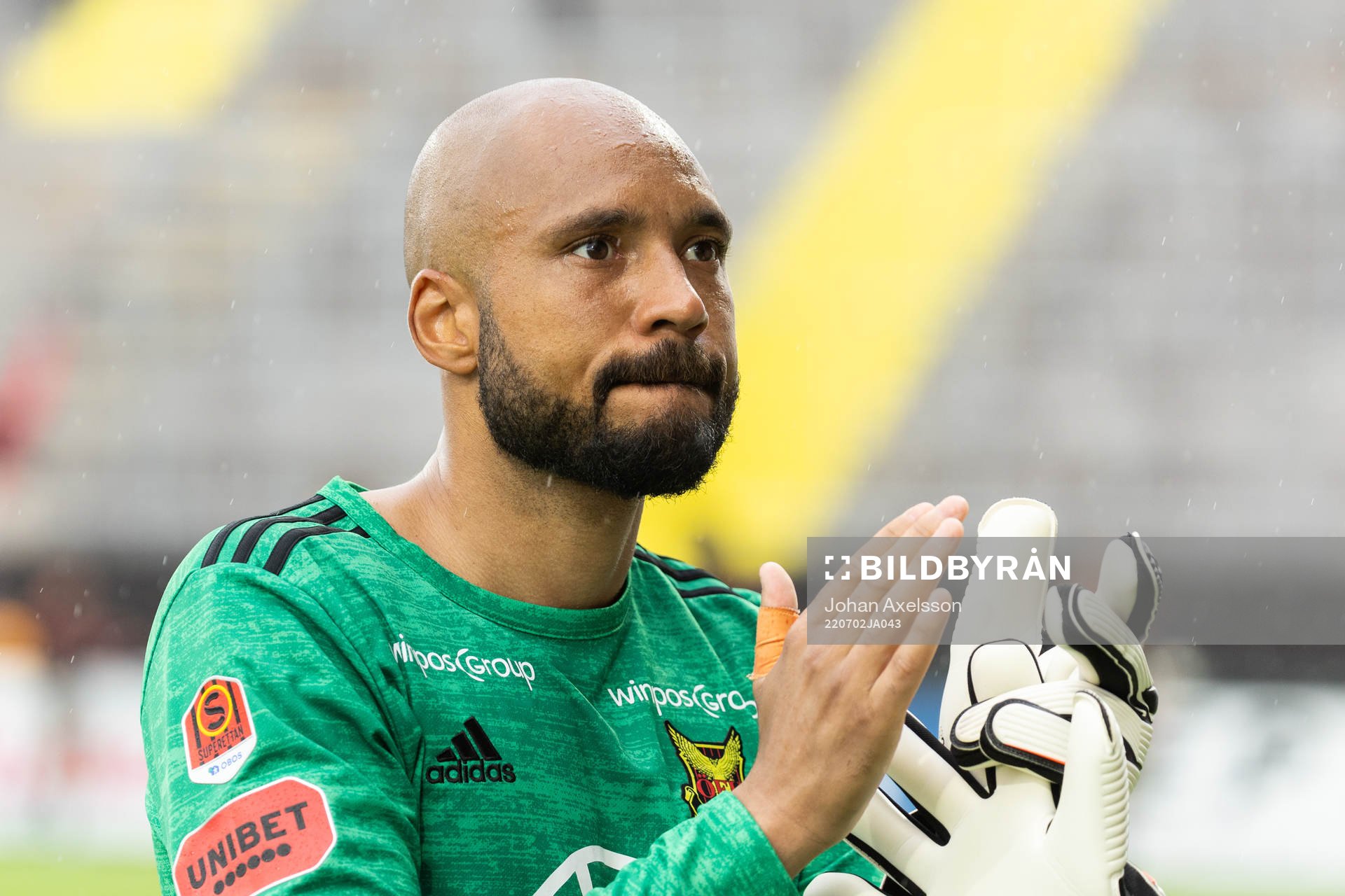 Östersunds målvakt Aly Keita deppar