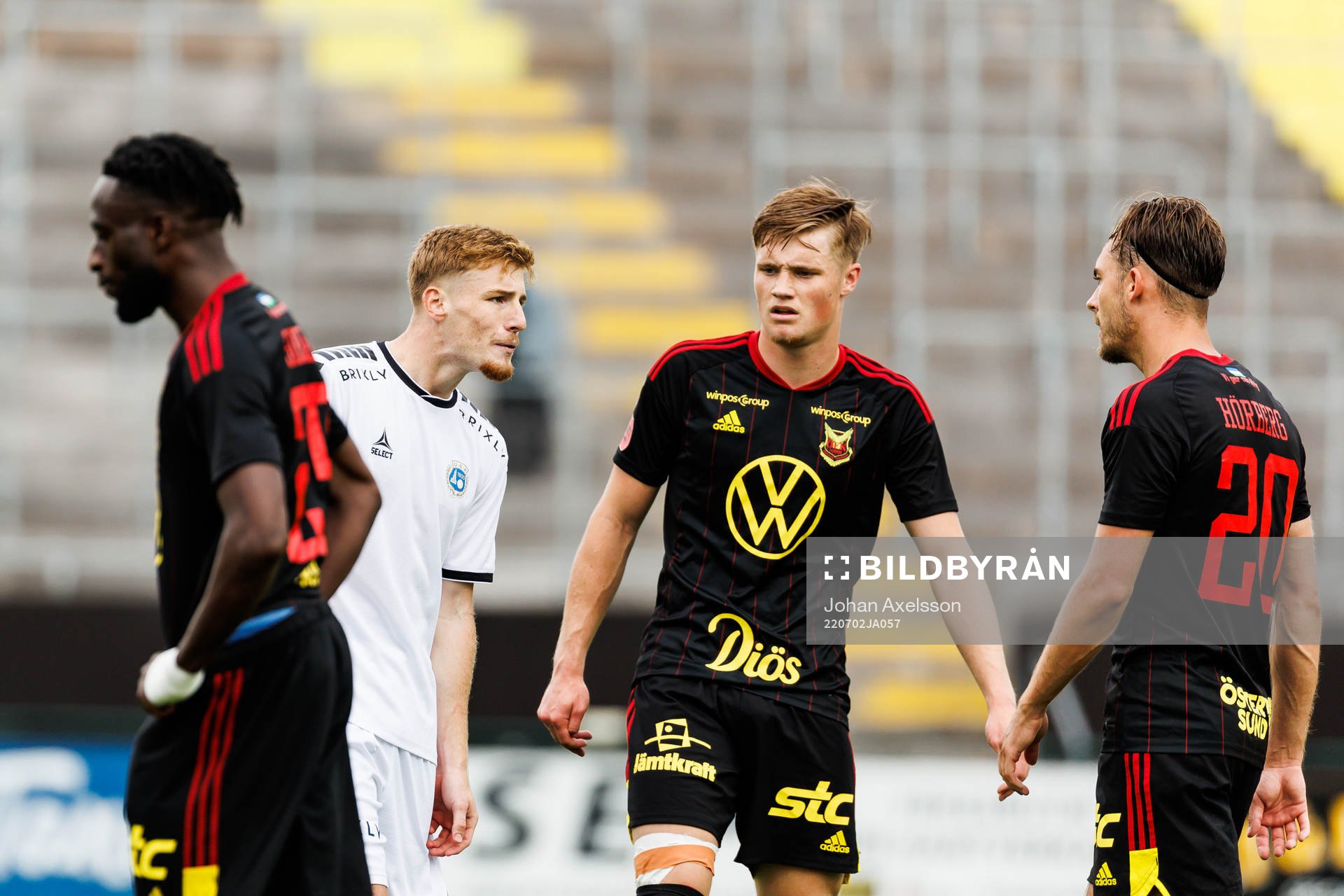 Utsiktens Markus Björkqvist i dispyt med Östersunds Felix Hörberg (längst till höger) under fotbollsmatchen i Superettan mellan Östersund och Utsikten den 2 juli 2022 i Östersund.