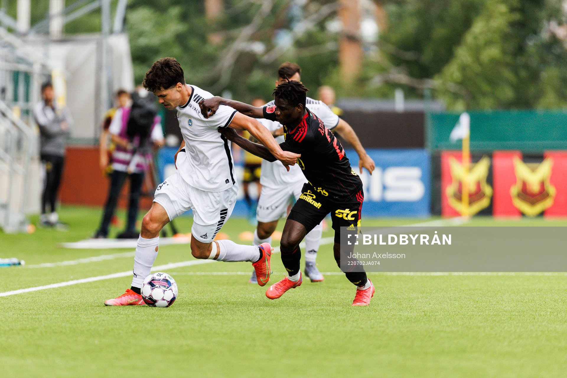 Utsiktens William Milovanovic i kamp med Östersunds Yannick Adjoumani under fotbollsmatchen i Superettan mellan Östersund och Utsikten den 2 juli 2022 i Östersund.