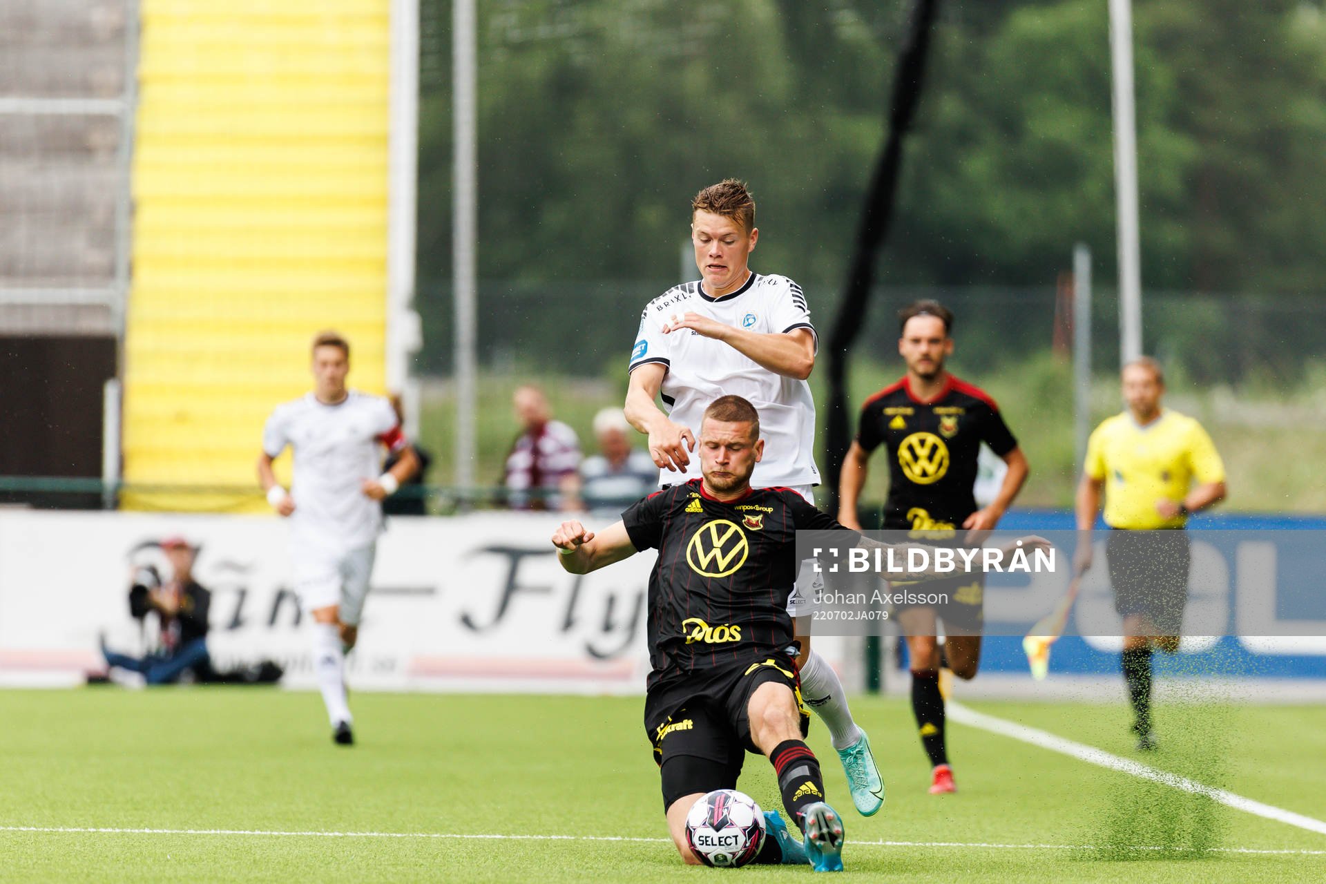 Östersunds Kevin Jablinski i kamp med Utsiktens Albin Skoglundunder fotbollsmatchen i Superettan mellan Östersund och Utsikten den 2 juli 2022 i Östersund.