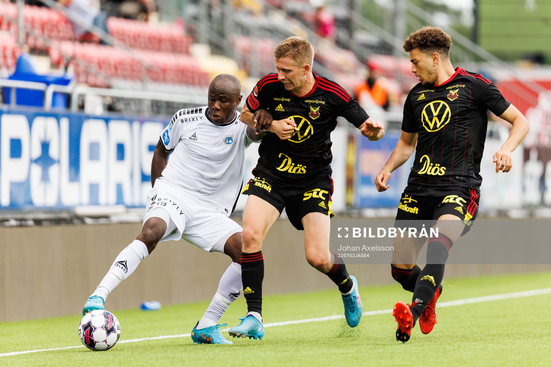 Utsiktens Nsima Peter i kamp med Östersunds Ludvig Fritzson under fotbollsmatchen i Superettan mellan Östersund och Utsikten den 2 juli 2022 i Östersund.