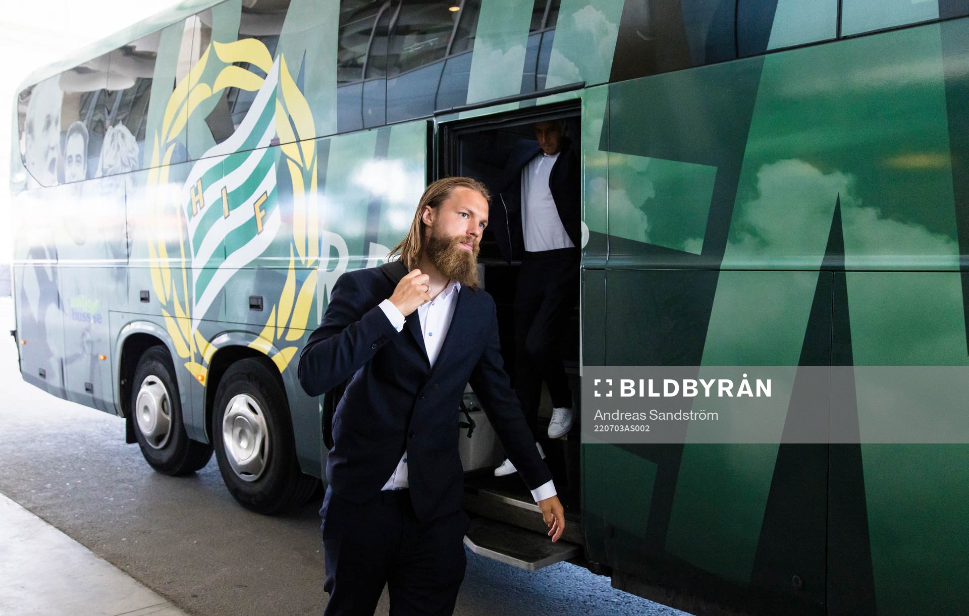 Hammarbys Björn Paulsen kliver av spelarbussen