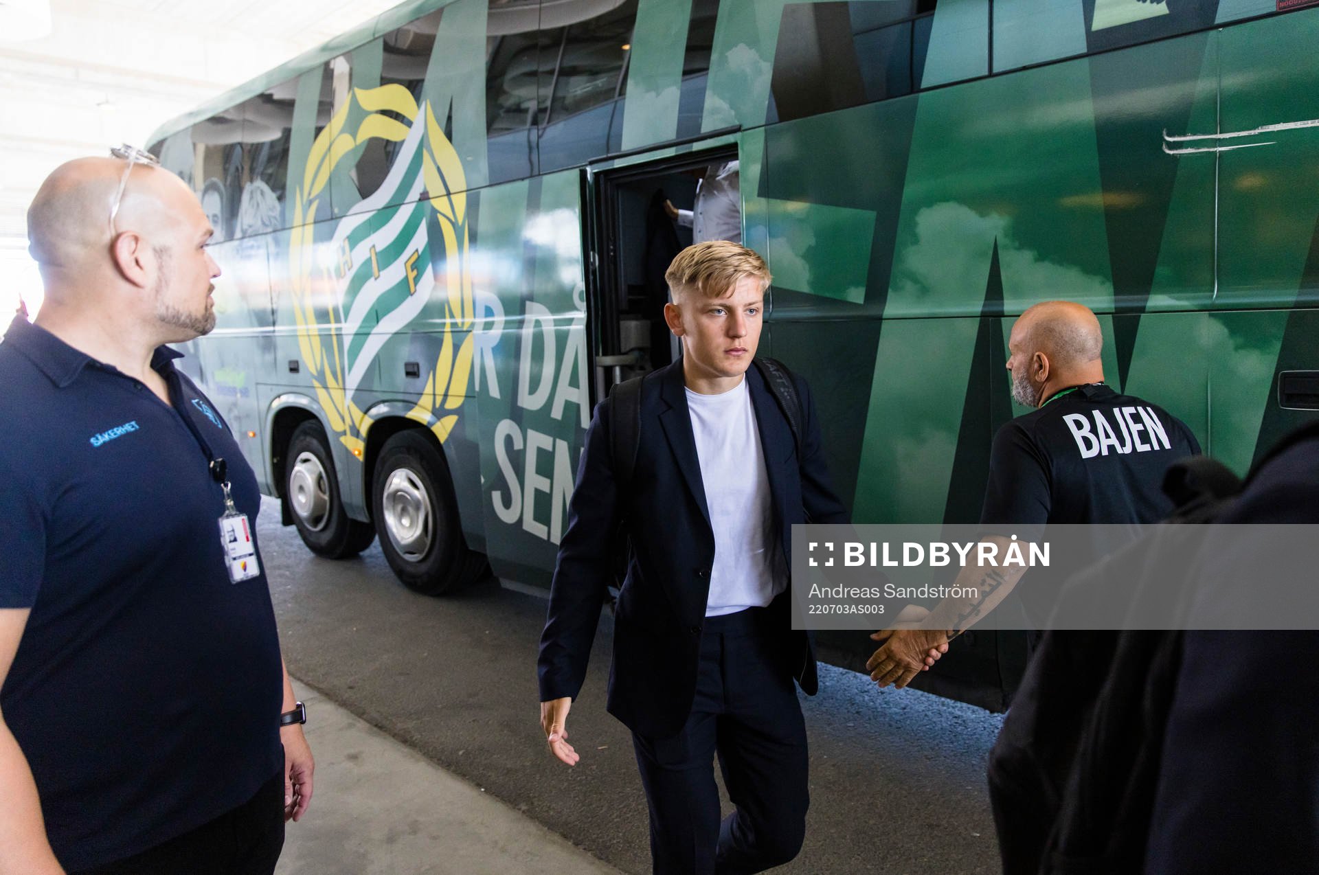 Hammarbys Dennis Collander kliver av spelarbussen
