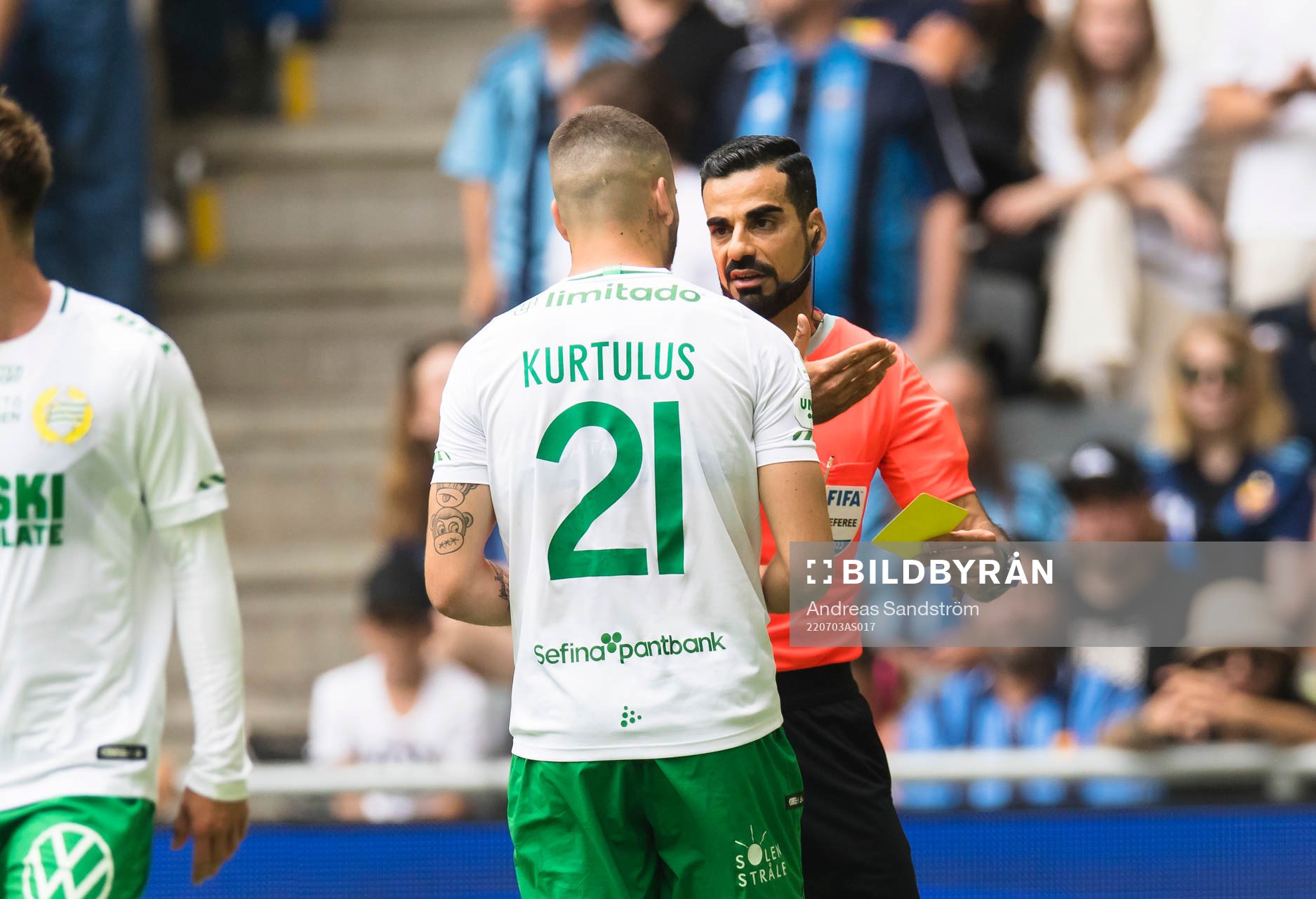 Hammarbys Edvin Kurtulus diskuterar med domare Mohammed