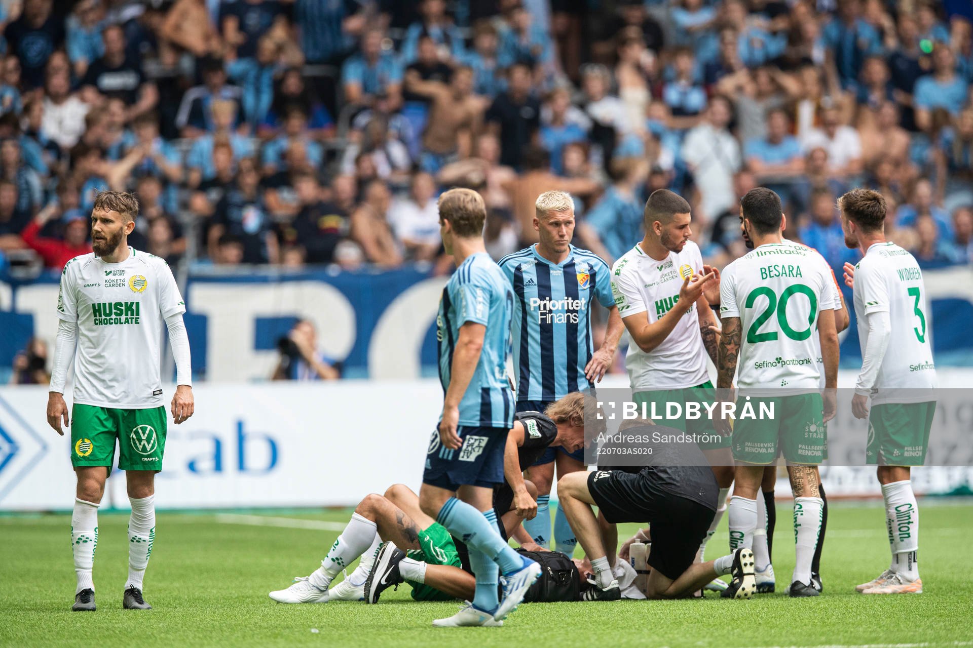 Hammarbys Loret Sadiku har ont under fotbollsmatchen i Allsvenskan mellan Djurgården och Hammarby den 3 juli 2022 i Stockholm. 
