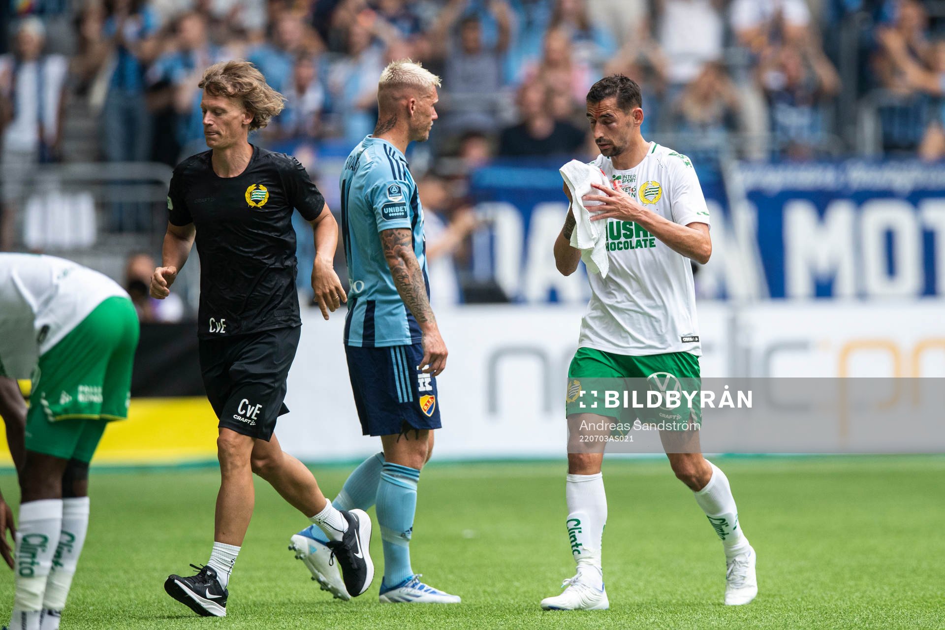 Hammarbys Loret Sadiku har ont under fotbollsmatchen i Allsvenskan mellan Djurgården och Hammarby den 3 juli 2022 i Stockholm. 