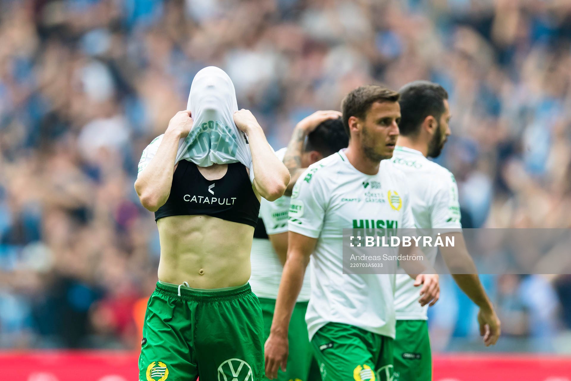 Hammarbys Gustav Ludwigson deppar med tröjan över huvudet