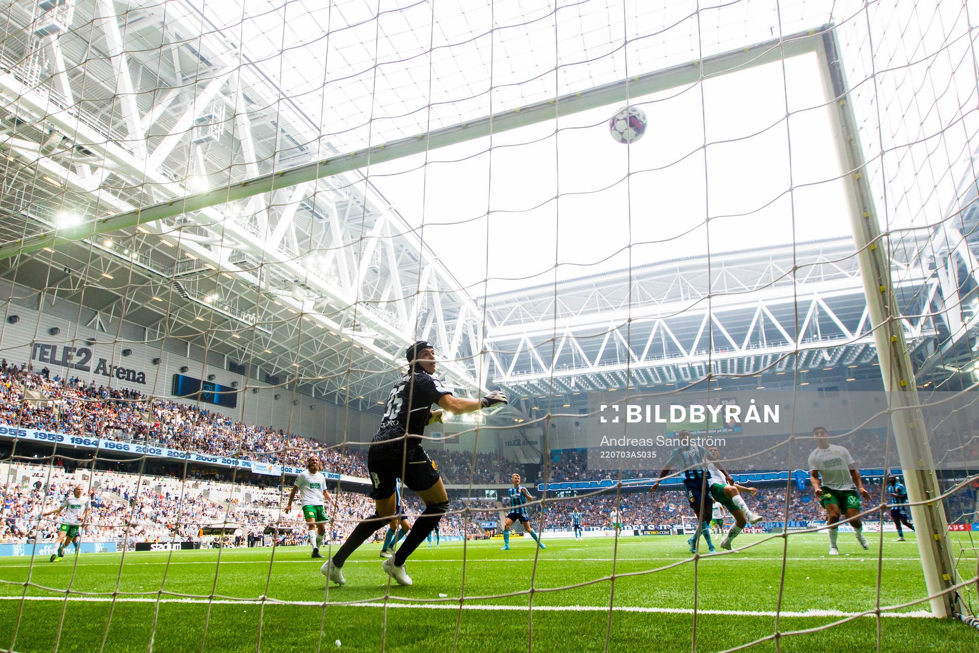 Djurgårdens målvakt Jacob Widell Zetterström  ser bollen