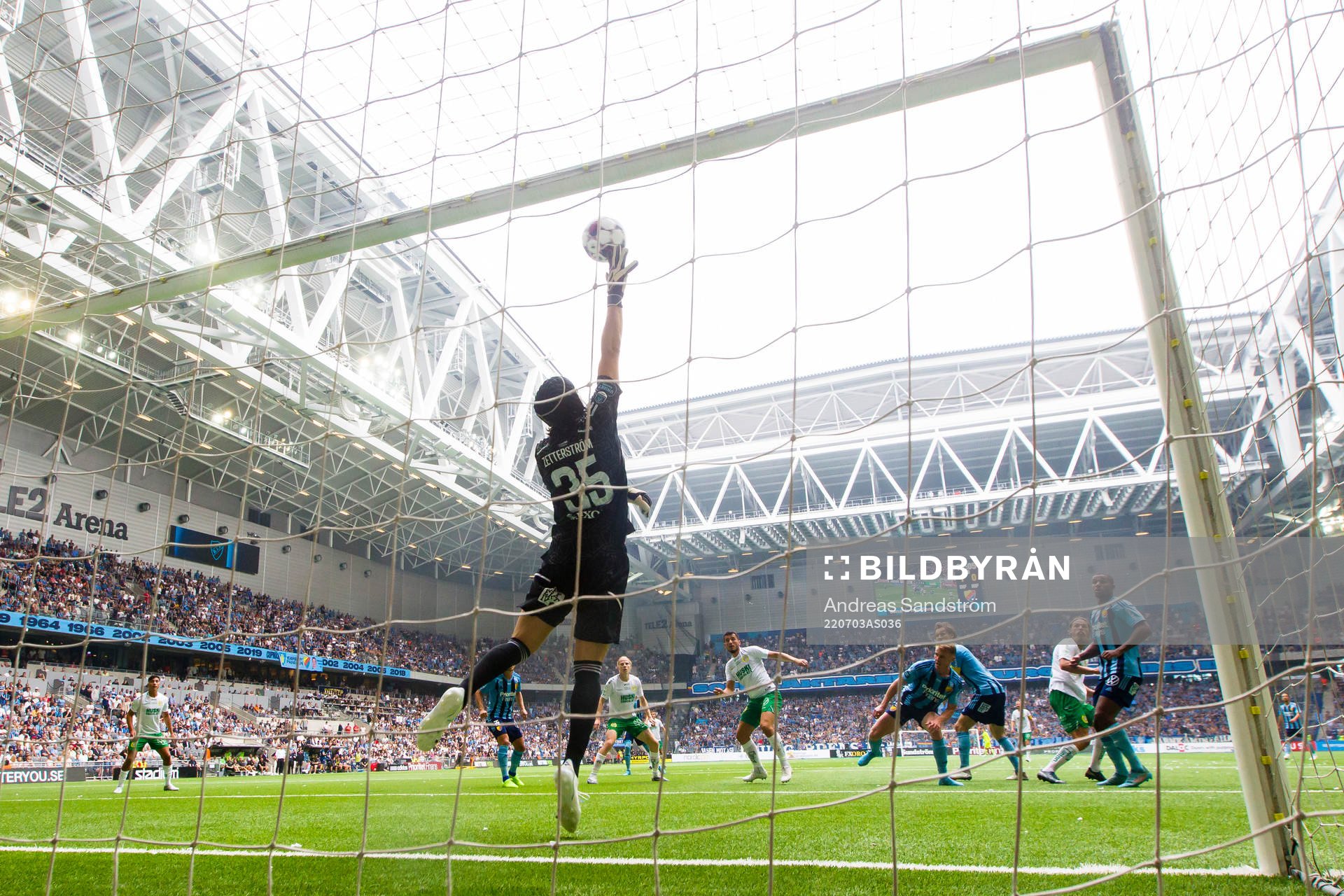 Djurgårdens målvakt Jacob Widell Zetterström med en räddning på övertid under fotbollsmatchen i Allsvenskan mellan Djurgården och Hammarby den 3 juli 2022 i Stockholm.
