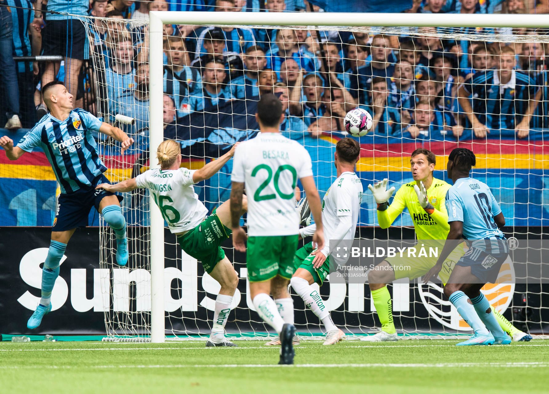 Hammarbys målvakt Davor Blazevic med en räddning på nick