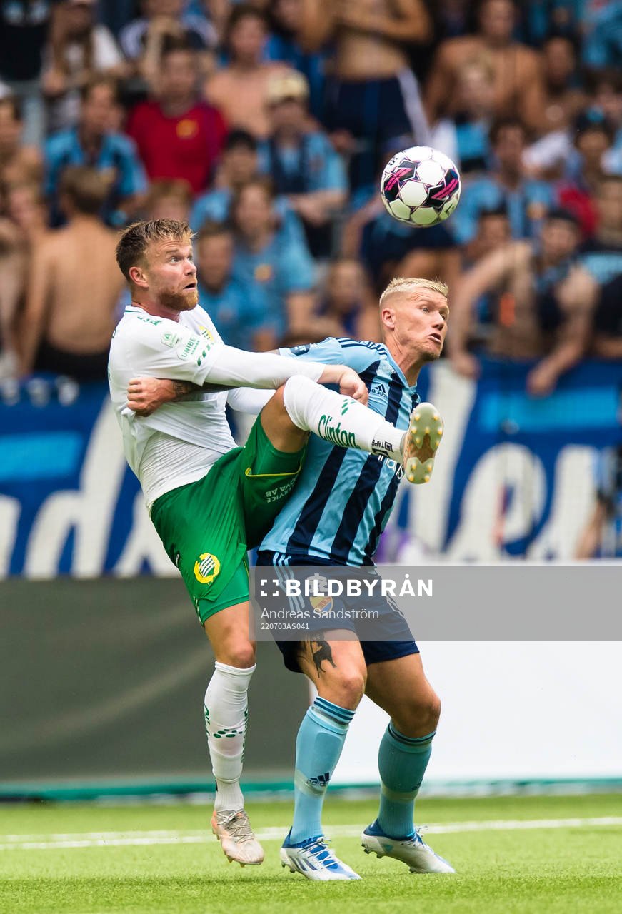 Hammarbys Dennis Widgren i kamp om bollen med Djurgårdens