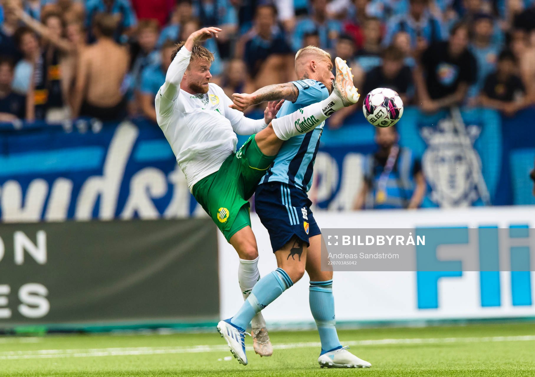 Hammarbys Dennis Widgren i kamp om bollen med Djurgårdens Victor Edvardsen under fotbollsmatchen i Allsvenskan mellan Djurgården och Hammarby den 3 juli 2022 i Stockholm.