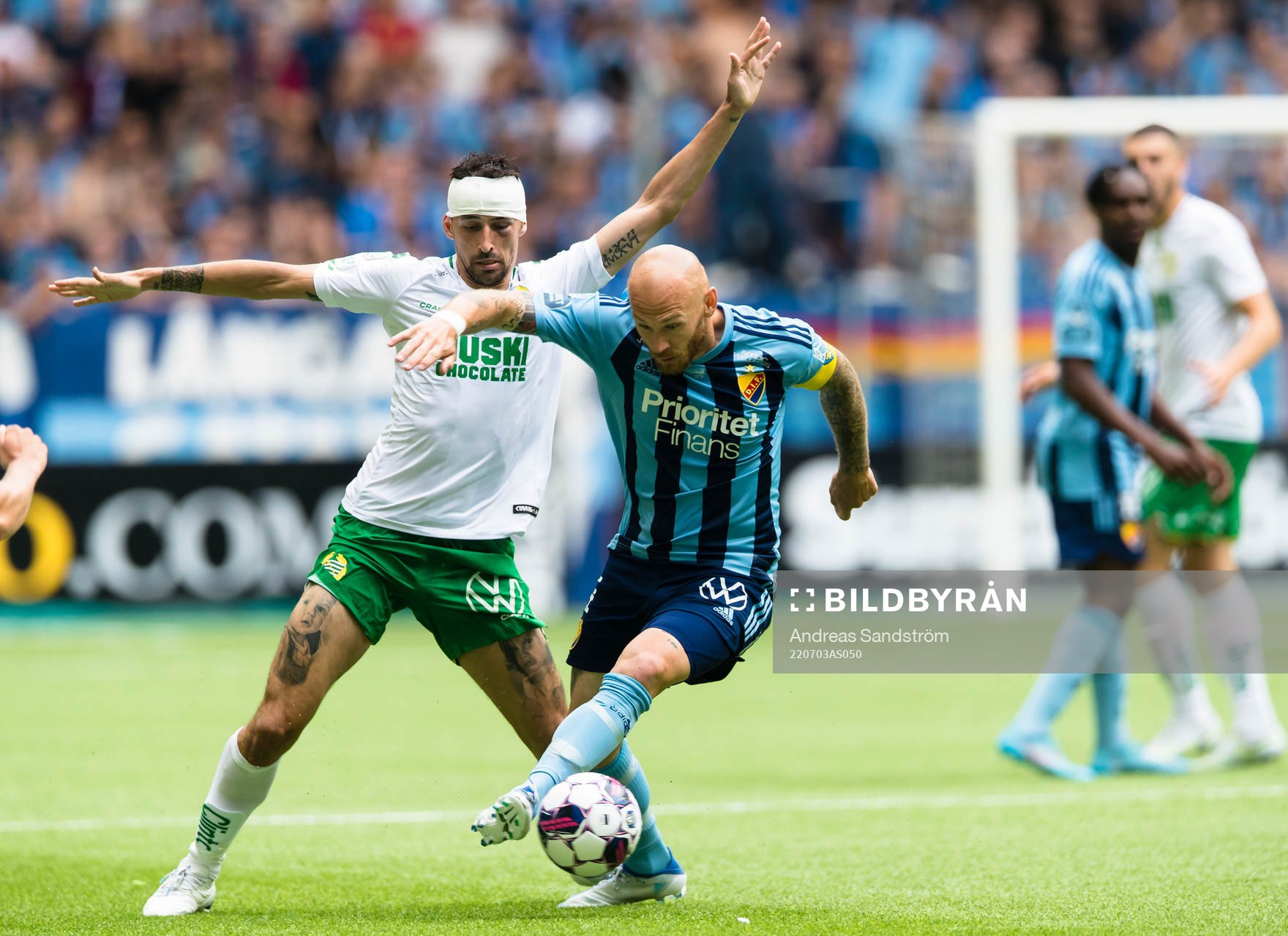 Hammarbys Loret Sadiku i kamp om bollen med Djurgårdens