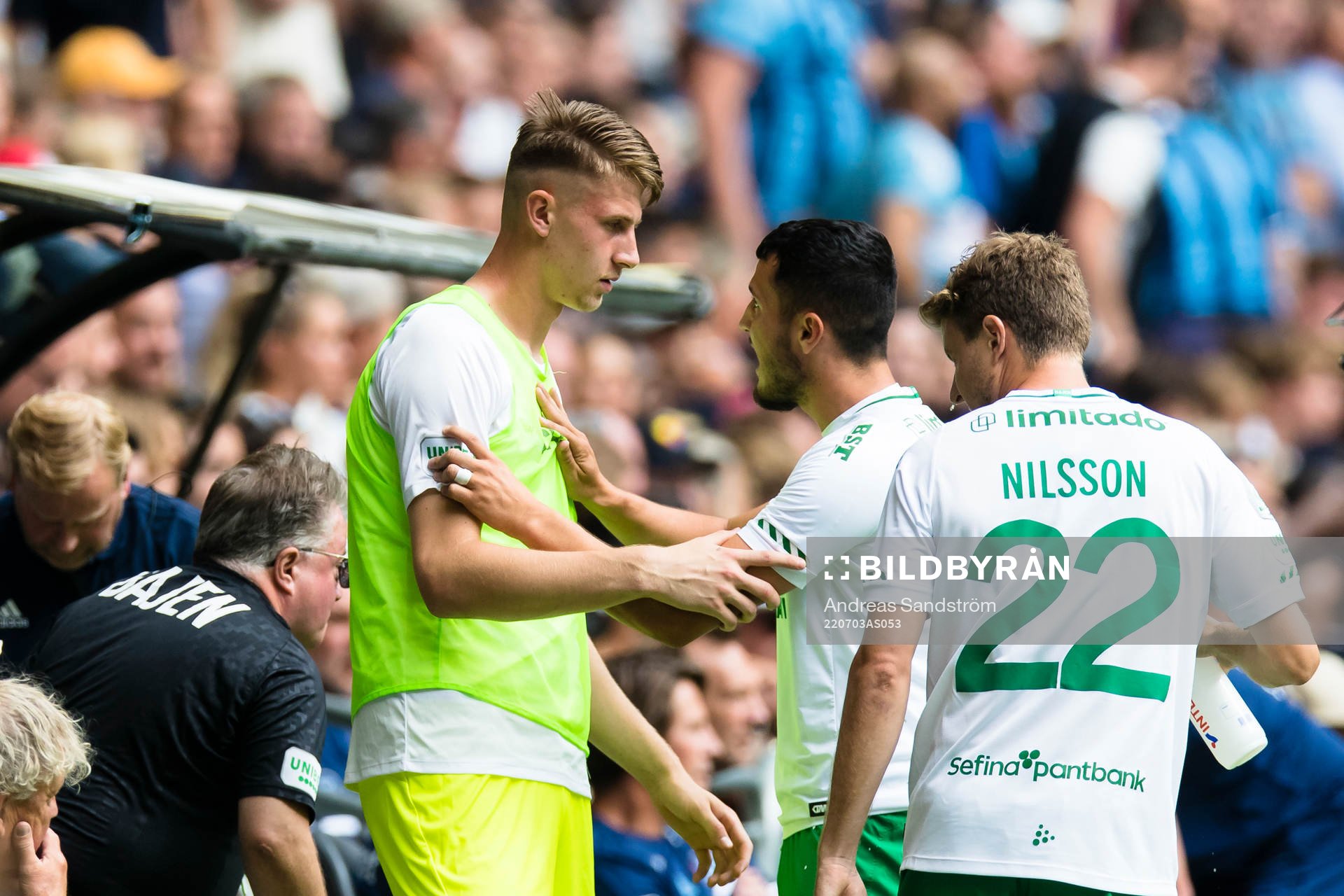 Hammarbys Astrit Selmani samtalar med målvakt Sebastian Selin under fotbollsmatchen i Allsvenskan mellan Djurgården och Hammarby den 3 juli 2022 i Stockholm. 