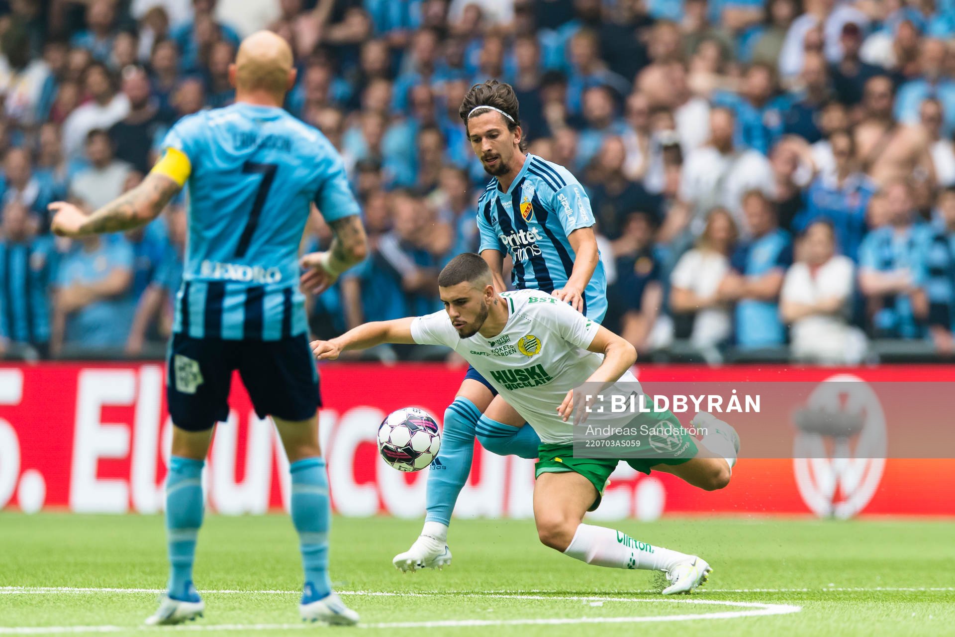 Hammarbys Edvin Kurtulus i kamp om bollen med Djurgårdens