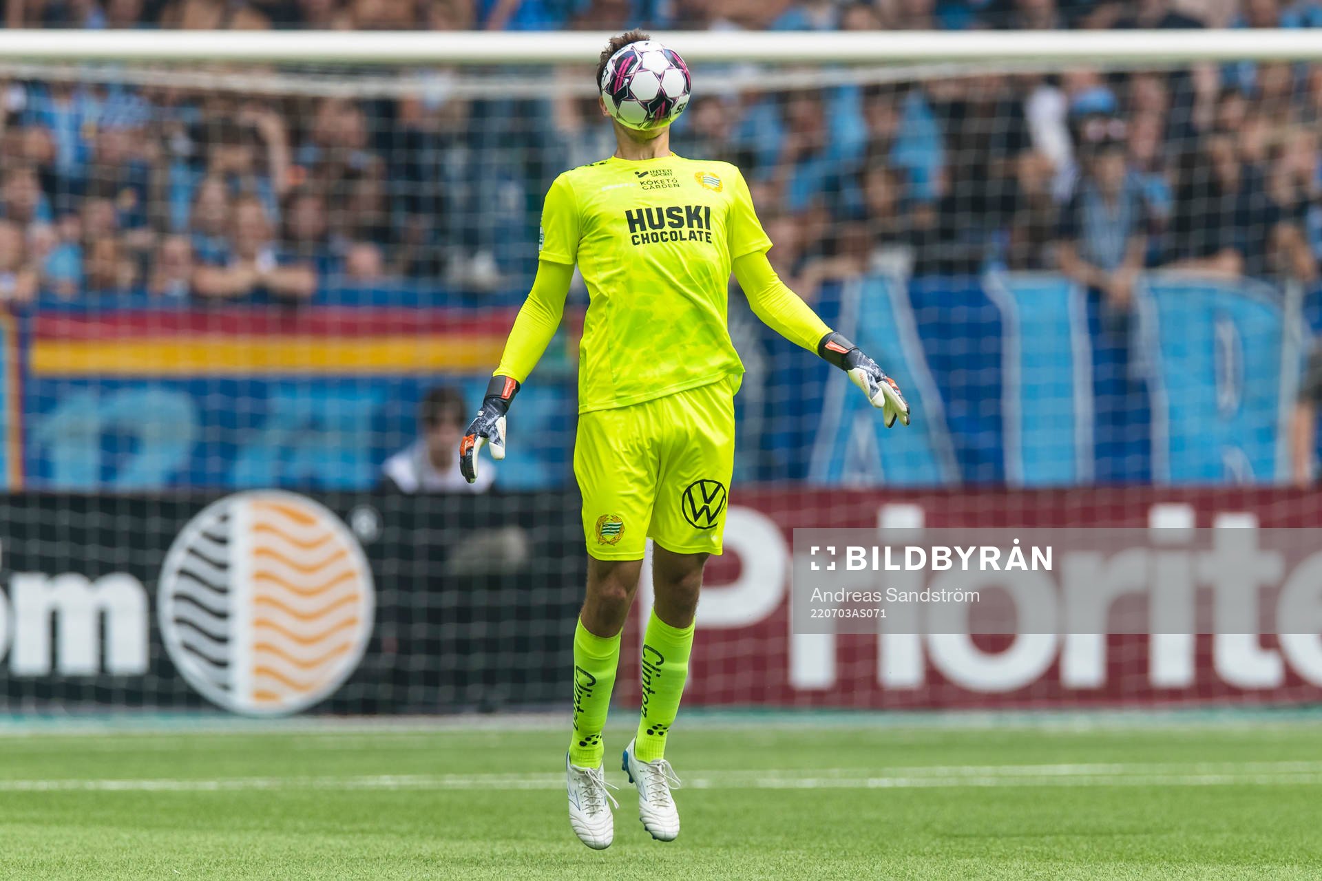 Hammarbys målvakt Davor Blazevic med boll