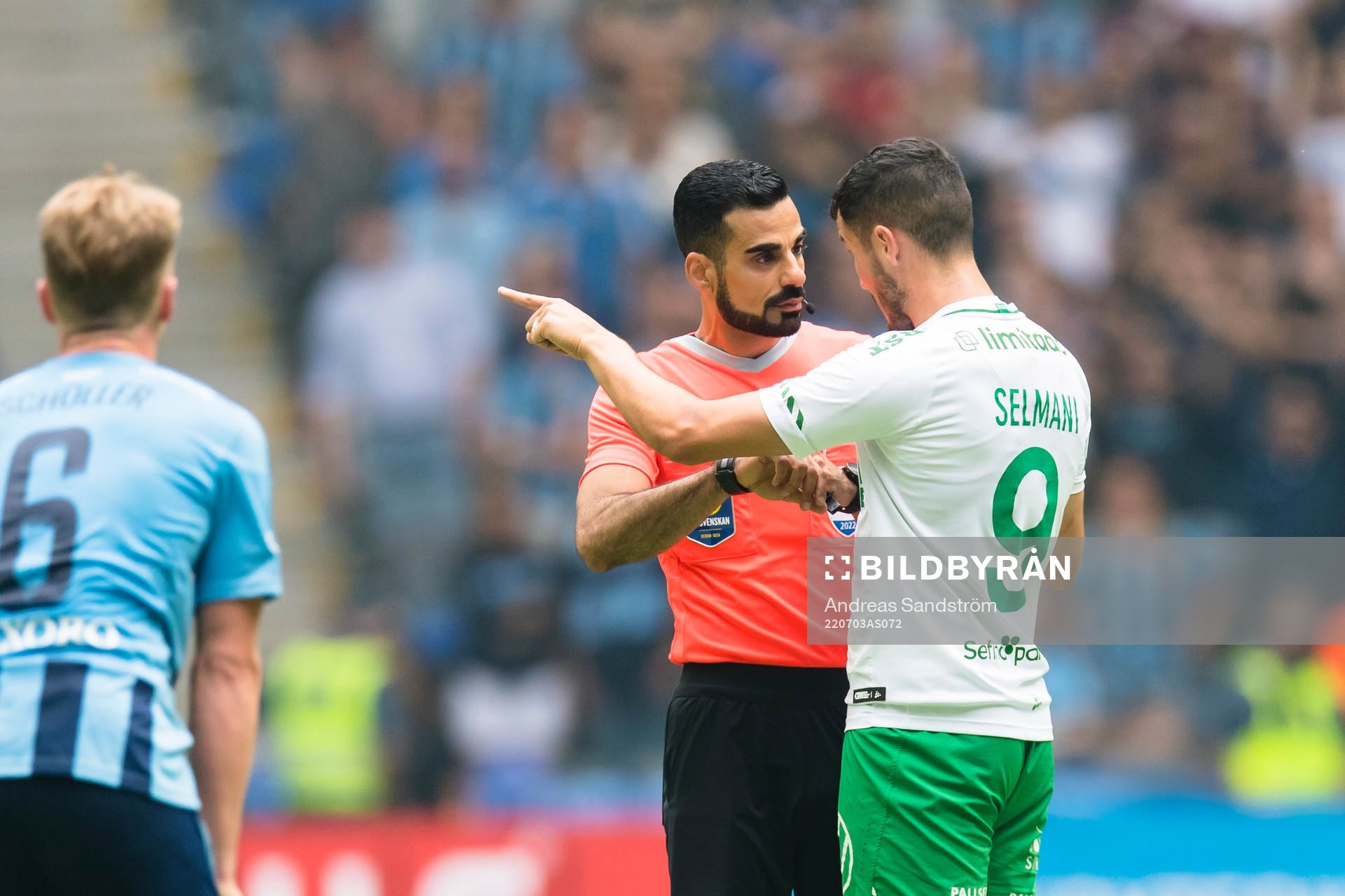 Hammarbys Astrit Selmani samtalar med domare Mohammed Al-Hakim under fotbollsmatchen i Allsvenskan mellan Djurgården och Hammarby den 3 juli 2022 i Stockholm.