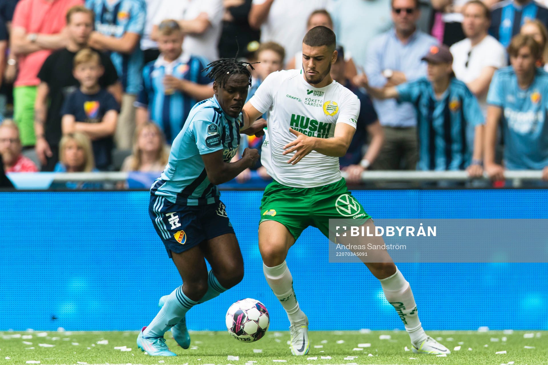 Djurgårdens Joel Asoro i kamp om bollen med Hammarbys Edvin Kurtulus under fotbollsmatchen i Allsvenskan mellan Djurgården och Hammarby den 3 juli 2022 i Stockholm.