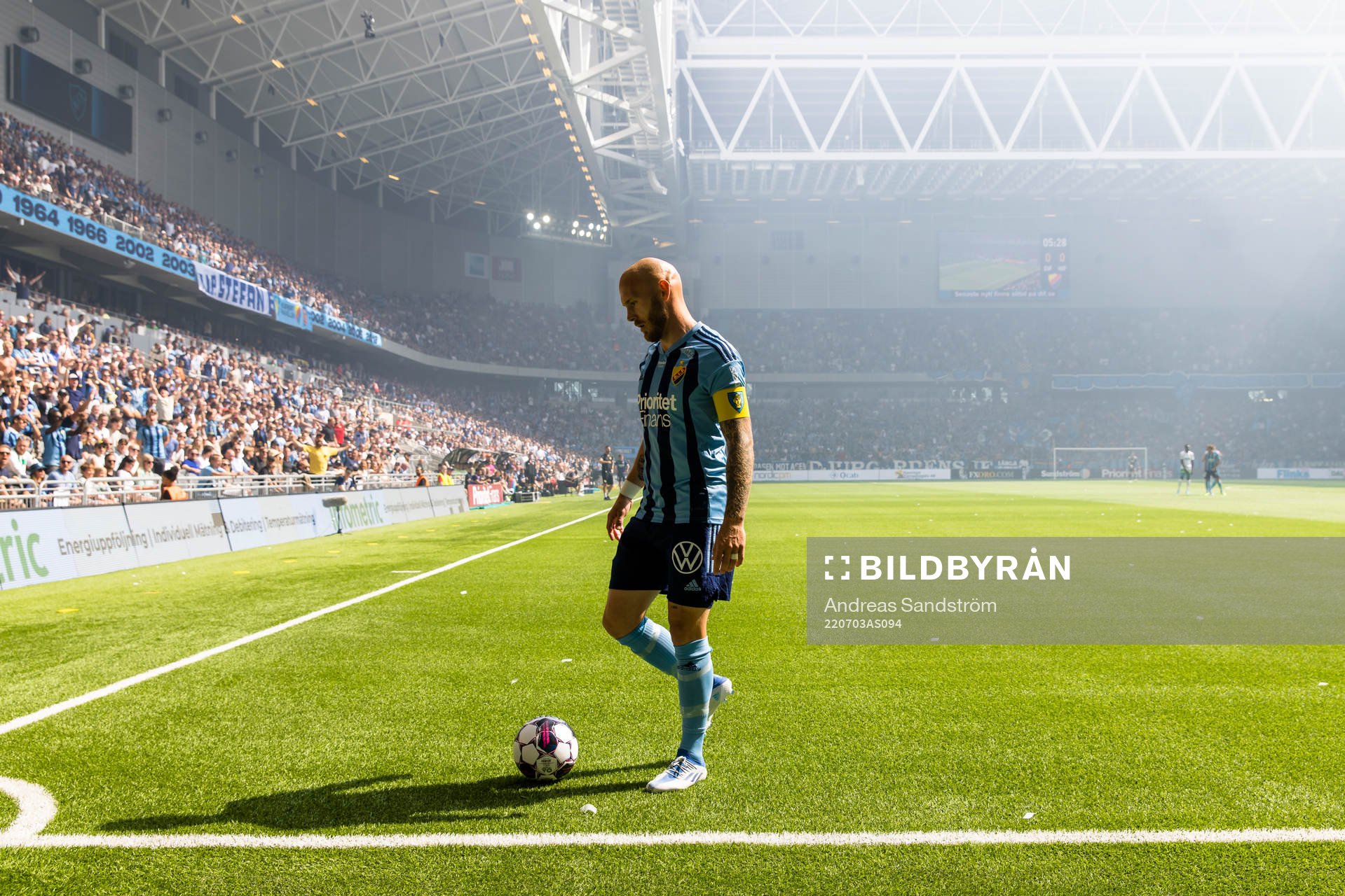 Djurgårdens Magnus Eriksson på väg att slå en hörna