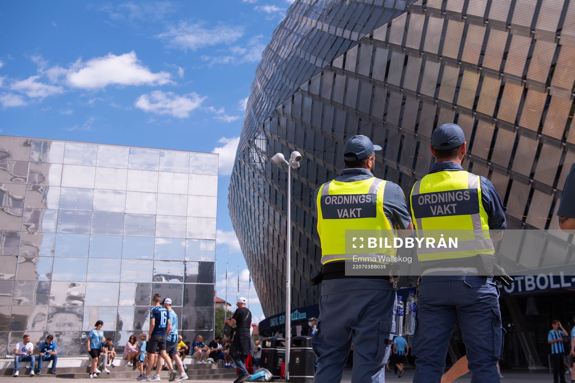 Säkerhetsvakter utanför Tele2 Arena