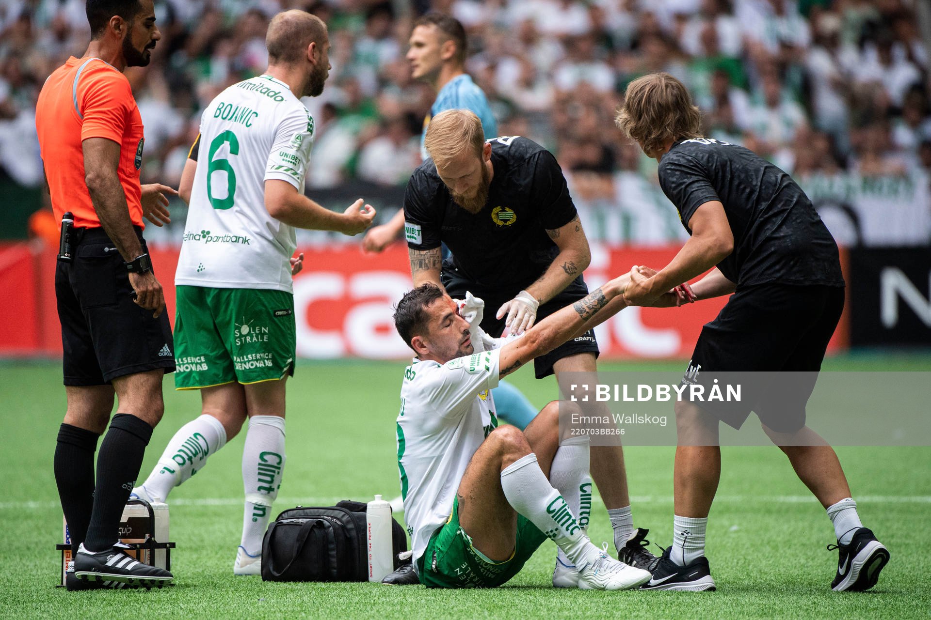 Hammarbys Loret Sadiku har ont under fotbollsmatchen i Allsvenskan mellan Djurgården och Hammarby den 3 juli 2022 i Stockholm. 