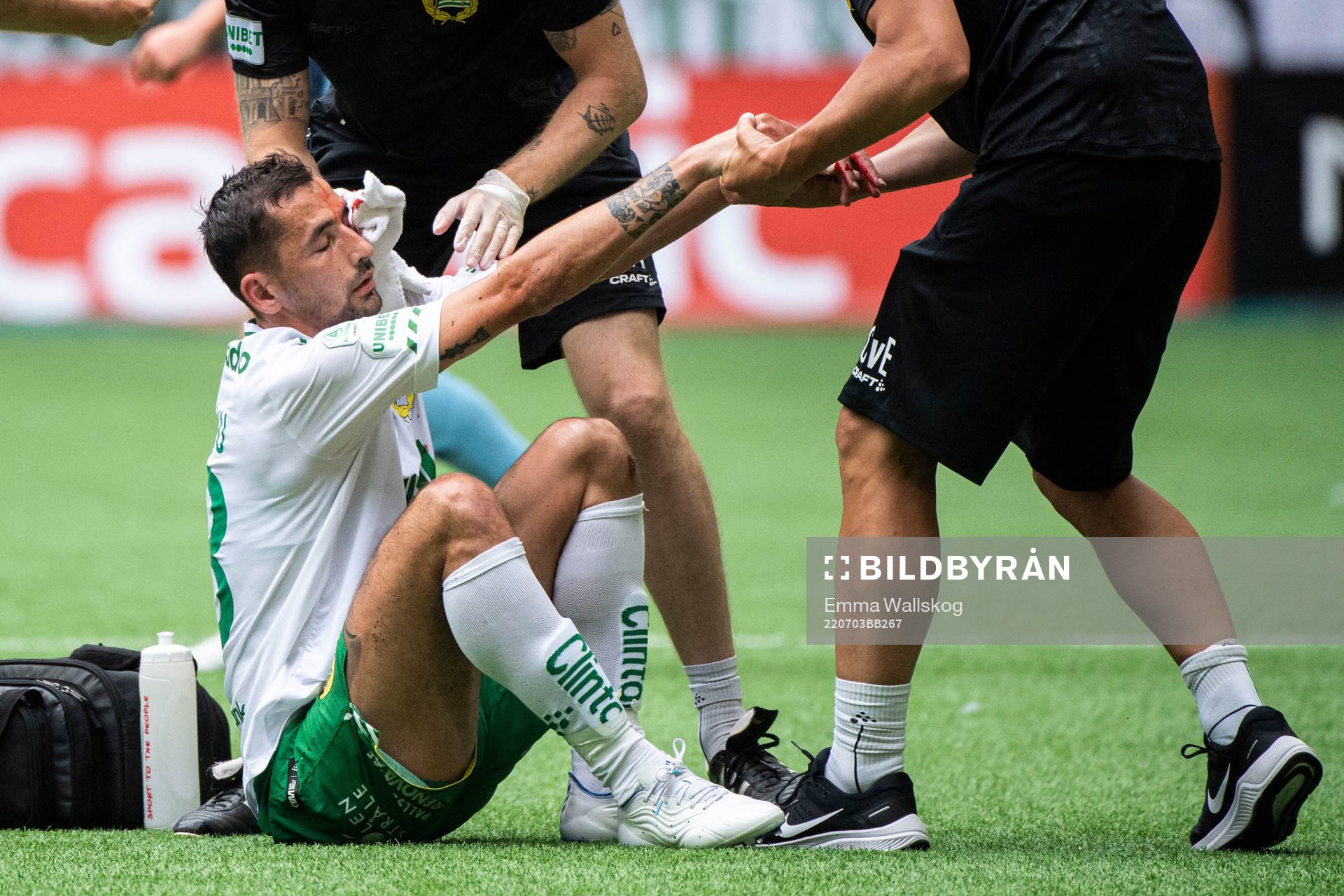 Hammarbys Loret Sadiku har ont under fotbollsmatchen i Allsvenskan mellan Djurgården och Hammarby den 3 juli 2022 i Stockholm. 