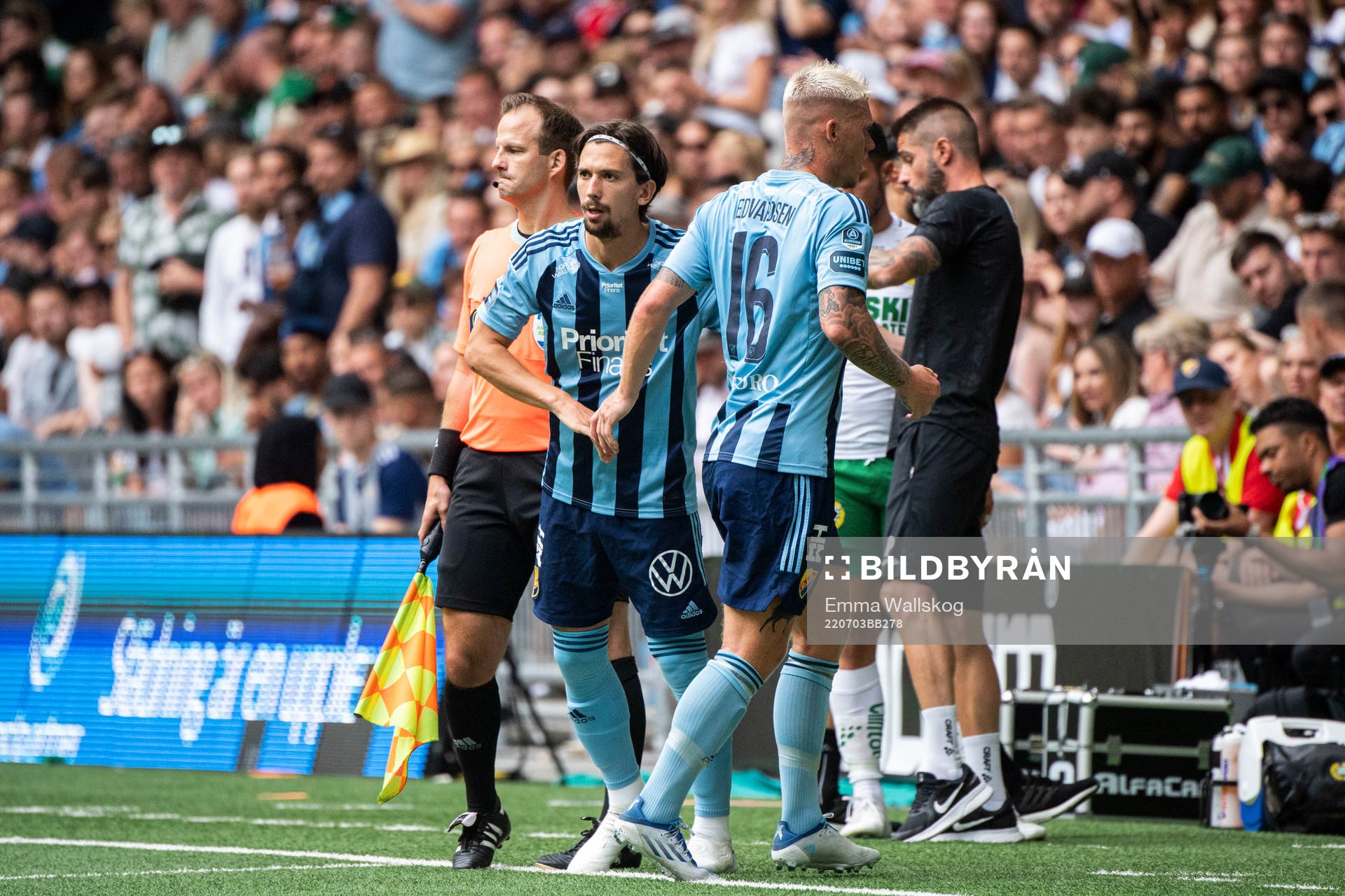Djurgårdens Victor Edvardsen och Gustav Wikheim under fotbollsmatchen i Allsvenskan mellan Djurgården och Hammarby den 3 juli 2022 i Stockholm.