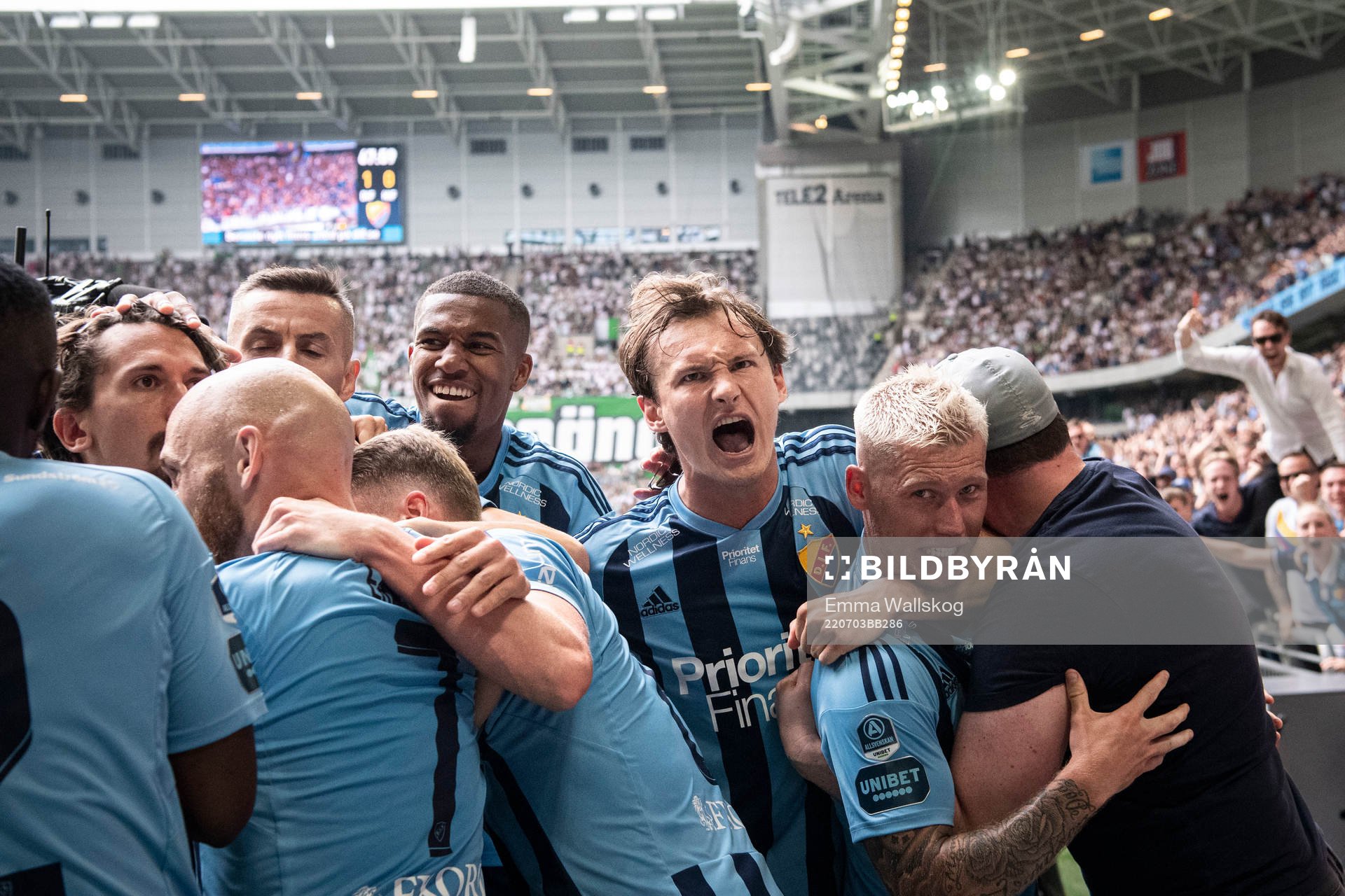 Djurgårdens Gustav Wikheim jublar med Hjalmar Ekdal och