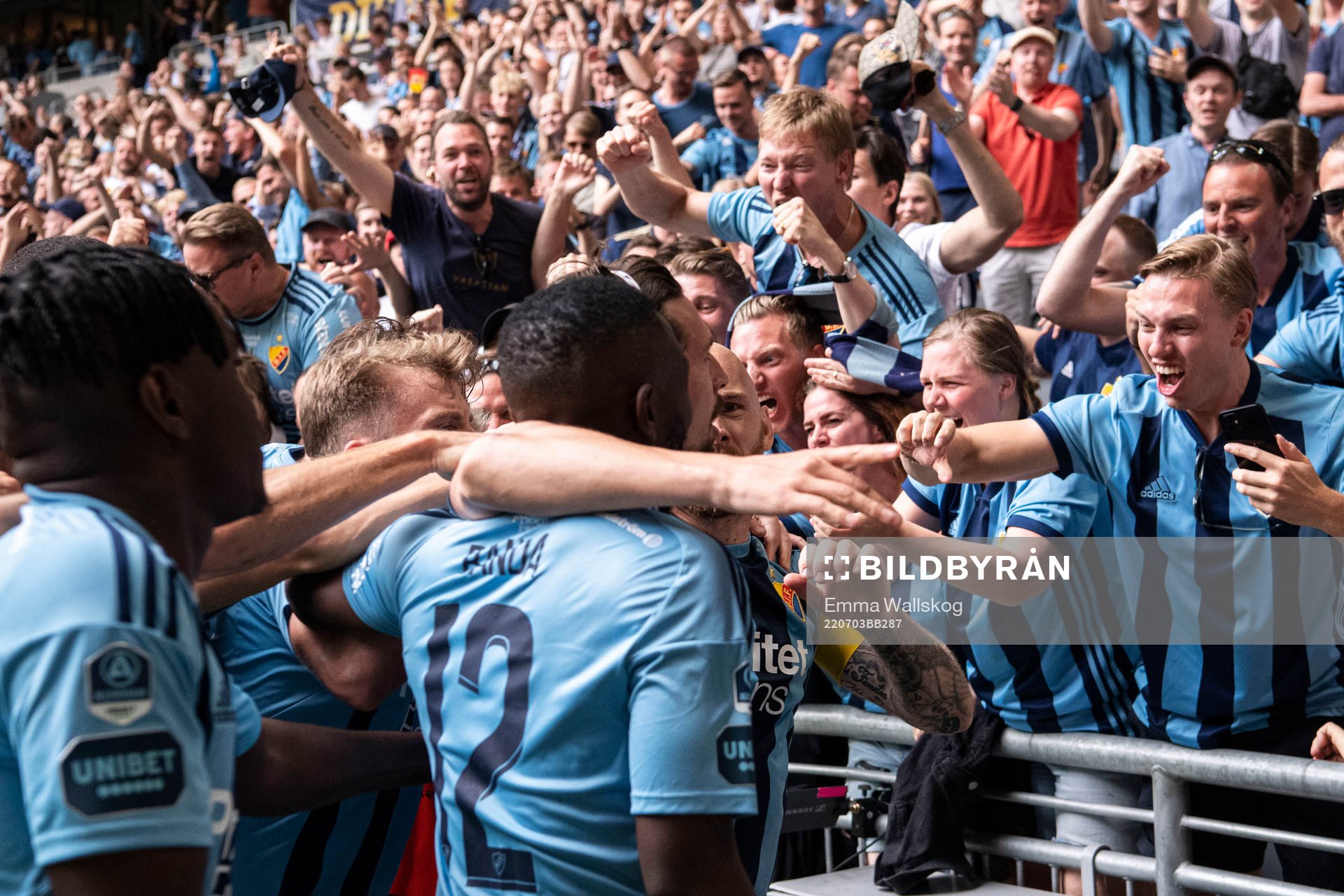 Djurgårdens Gustav Wikheim jublar med lagkamrater efter 1-0 under fotbollsmatchen i Allsvenskan mellan Djurgården och Hammarby den 3 juli 2022 i Stockholm.