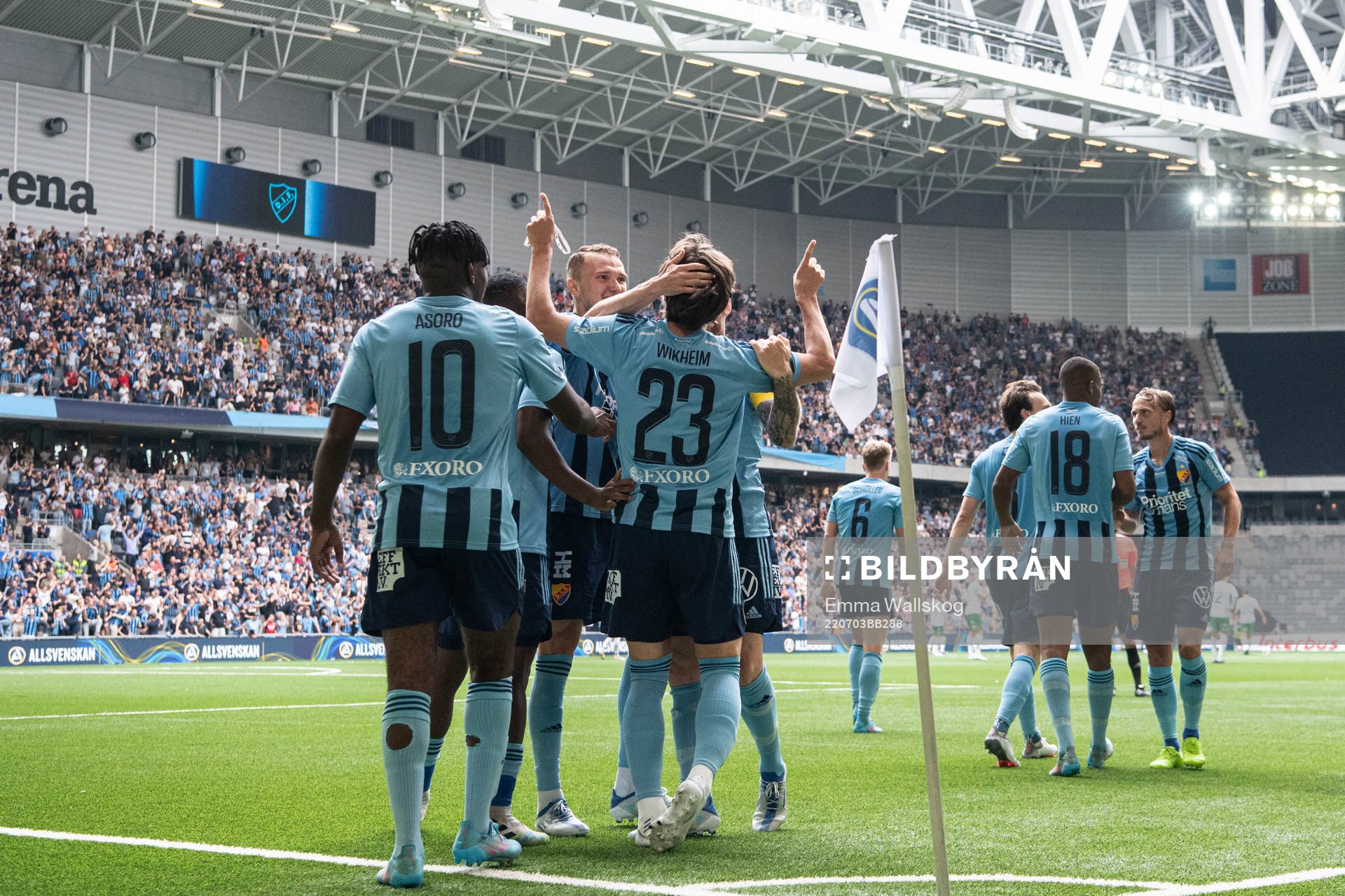 Djurgårdens Gustav Wikheim jublar med lagkamrater