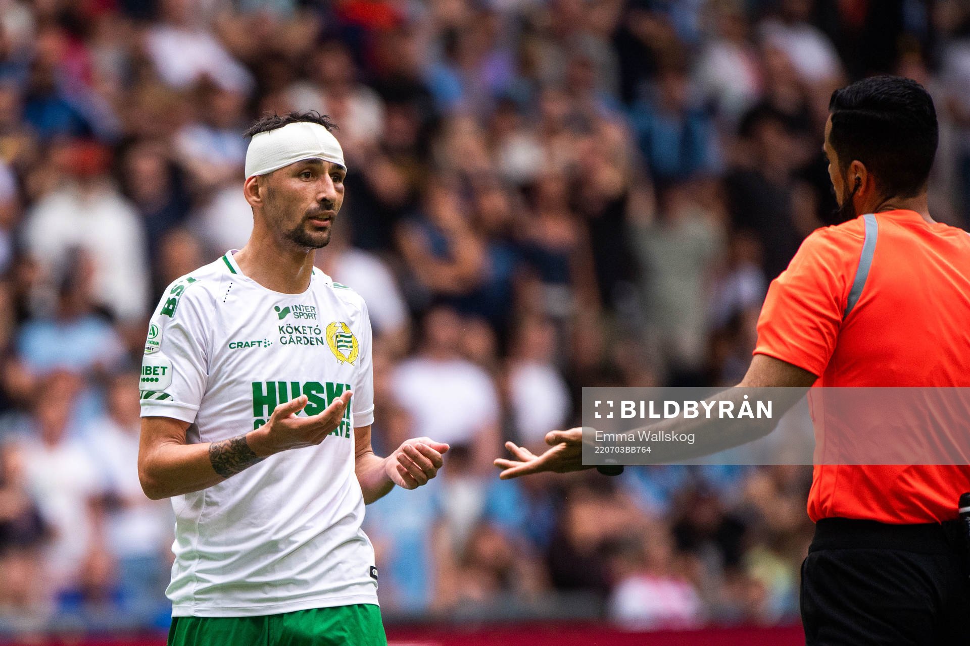 Hammarbys Loret Sadiku och domare Mohammed Al-Hakim