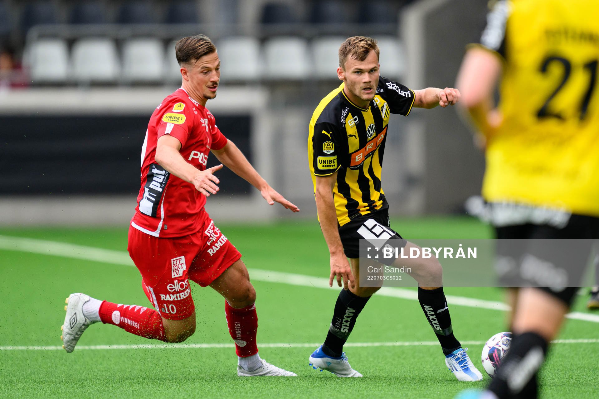 Elfsborgs Simon Olsson och Häckens Oscar Uddenäs under fotbollsmatchen i Allsvenskan mellan Häcken och Elfsborg den 3 juli 2022 i Göteborg. 