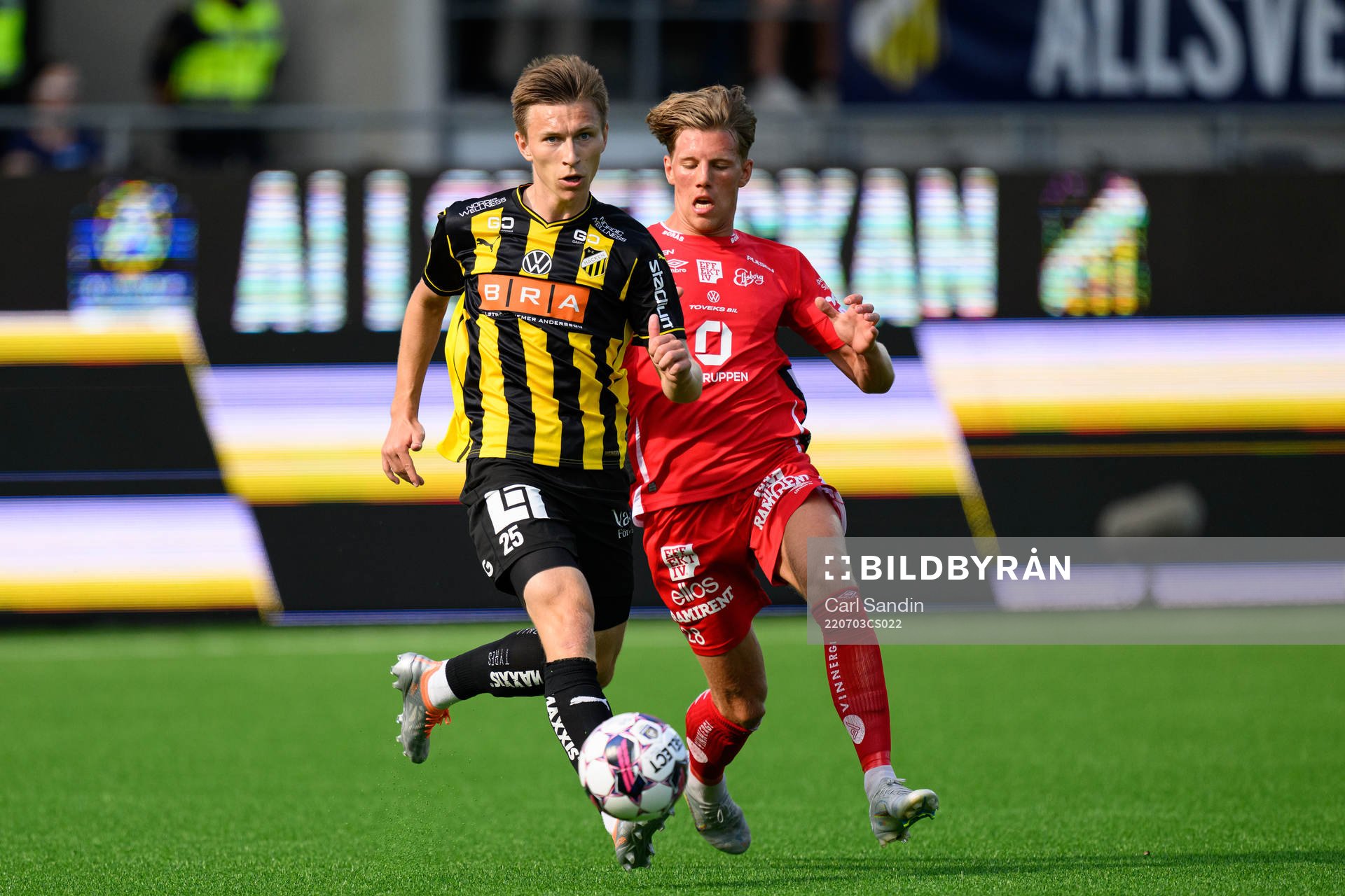 Häckens Kristoffer Lund Hansen och Elfsborgs Noah Söderberg under fotbollsmatchen i Allsvenskan mellan Häcken och Elfsborg den 3 juli 2022 i Göteborg.