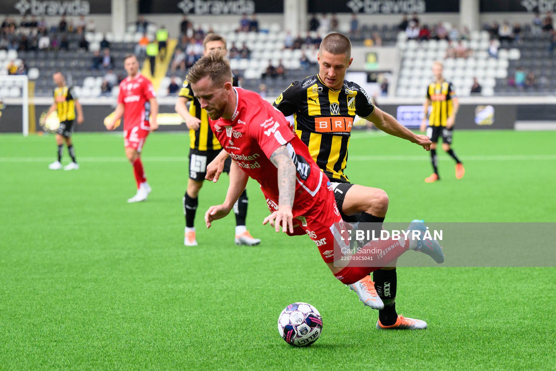 Elfsborgs Rasmus Alm och Häckens Leo Bengtsson under fotbollsmatchen i Allsvenskan mellan Häcken och Elfsborg den 3 juli 2022 i Göteborg. 