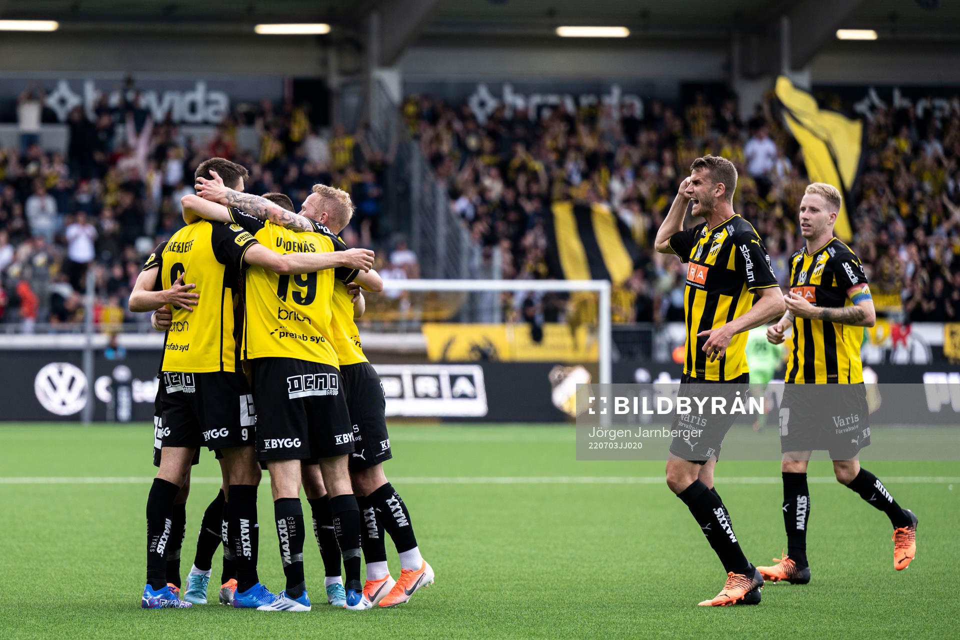 Häckens Alexander Jeremejeff jublar med lagkamrater